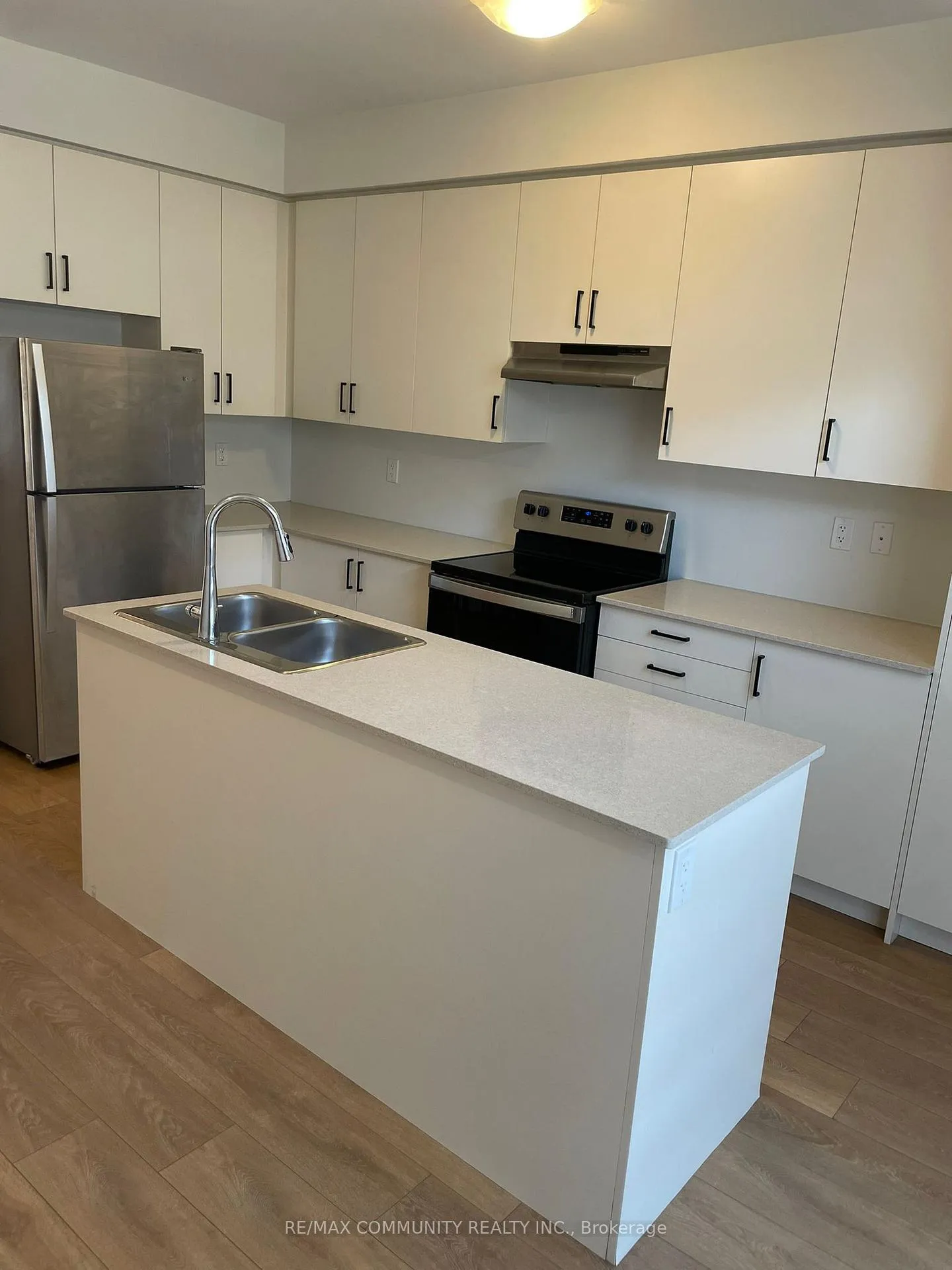 Photo 4 of 766 Eddystone Path S, Oshawa, Donevan — HOMEH