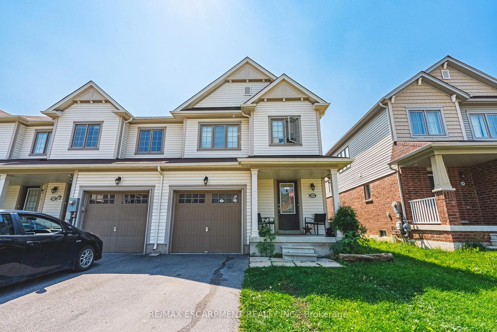 Photo 2 of 8258 Tulip Tree Drive, Niagara Falls, Brown — HOMEH