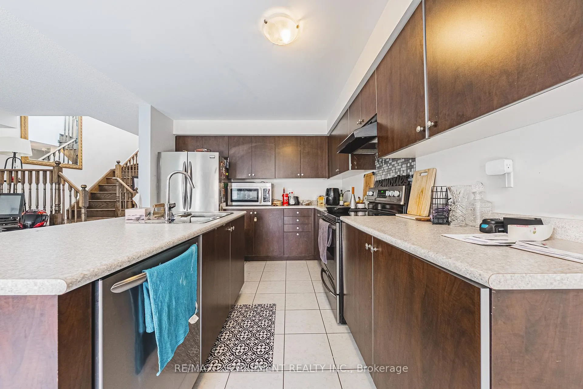 Photo 4 of 8258 Tulip Tree Drive, Niagara Falls, Brown — HOMEH
