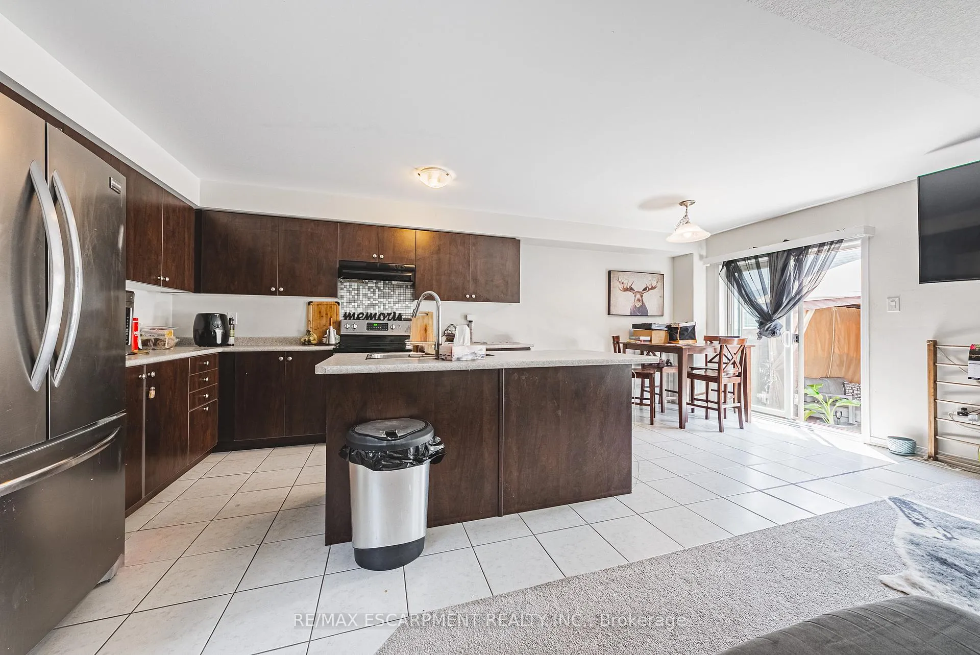 Photo 5 of 8258 Tulip Tree Drive, Niagara Falls, Brown — HOMEH