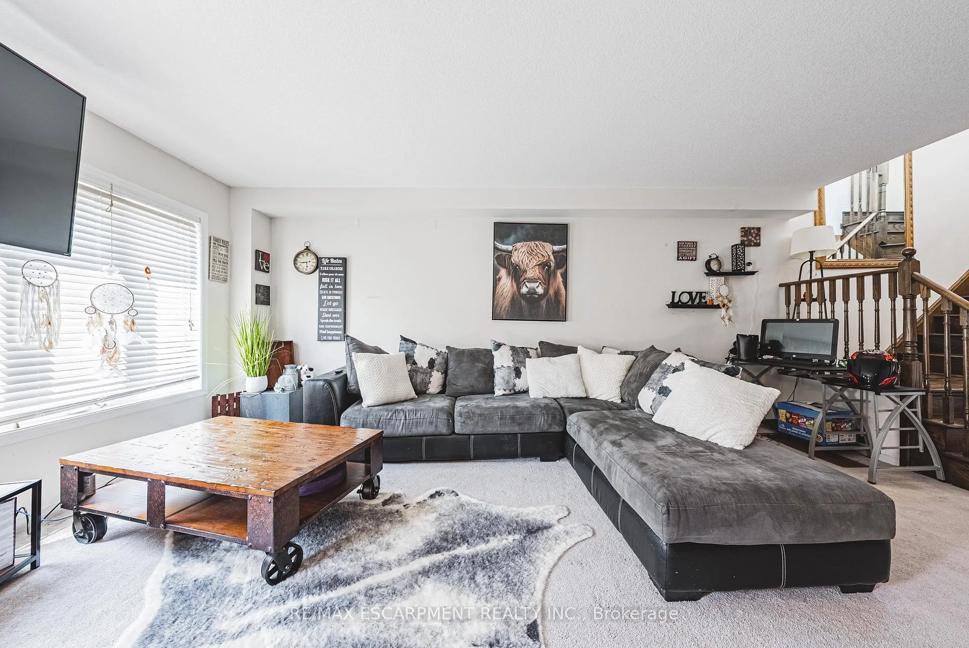 Photo 6 of 8258 Tulip Tree Drive, Niagara Falls, Brown — HOMEH