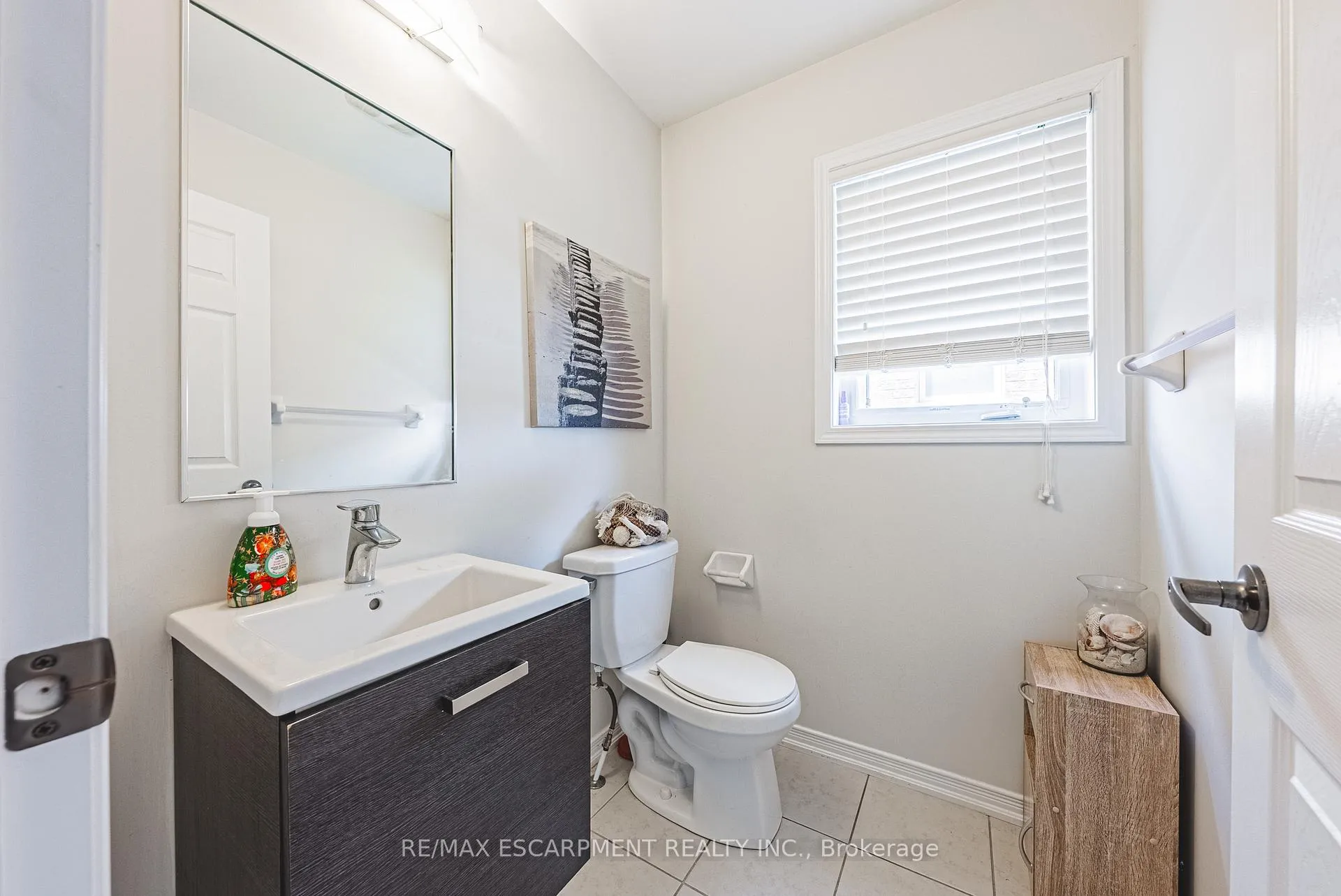 Photo 7 of 8258 Tulip Tree Drive, Niagara Falls, Brown — HOMEH