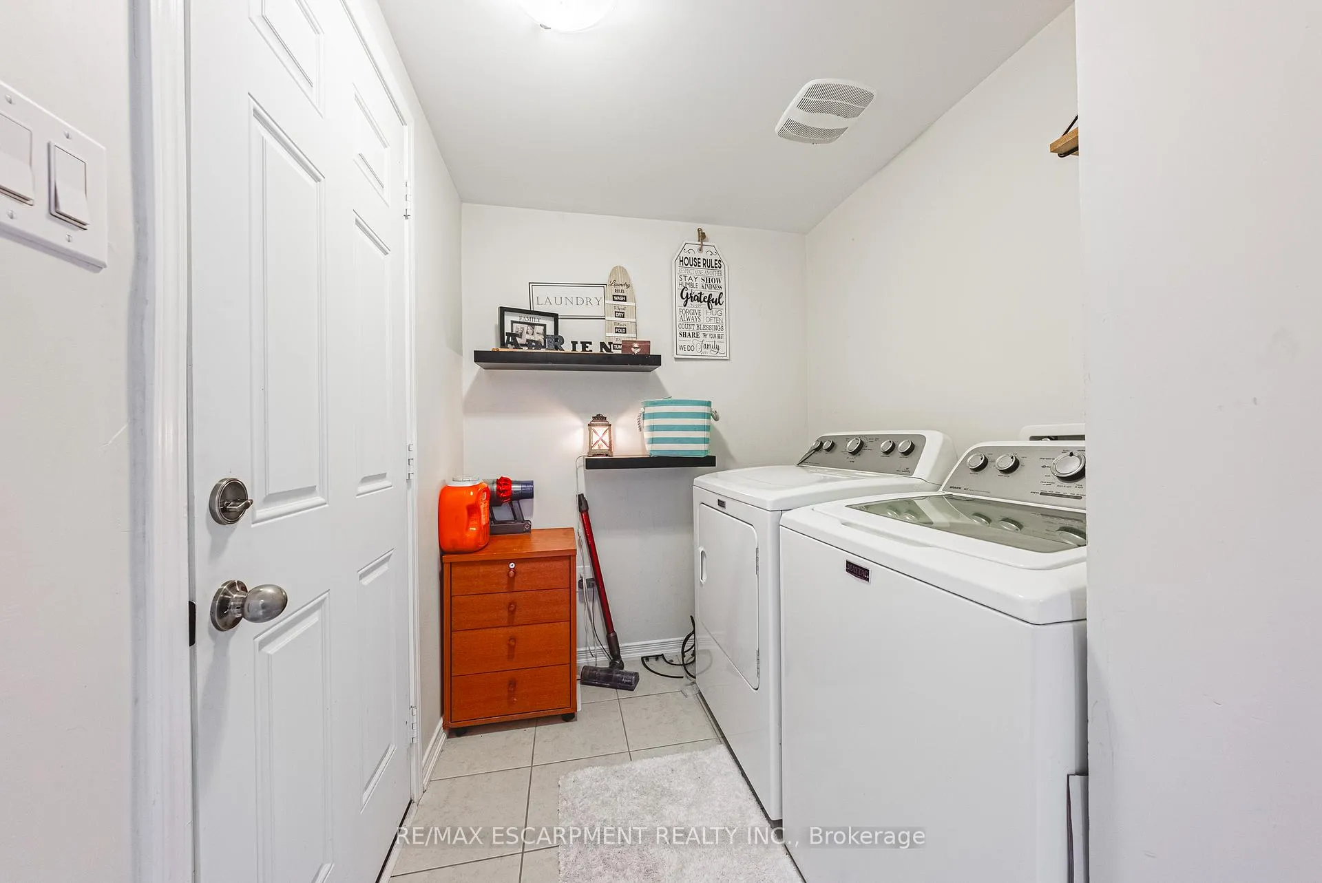 Photo 8 of 8258 Tulip Tree Drive, Niagara Falls, Brown — HOMEH