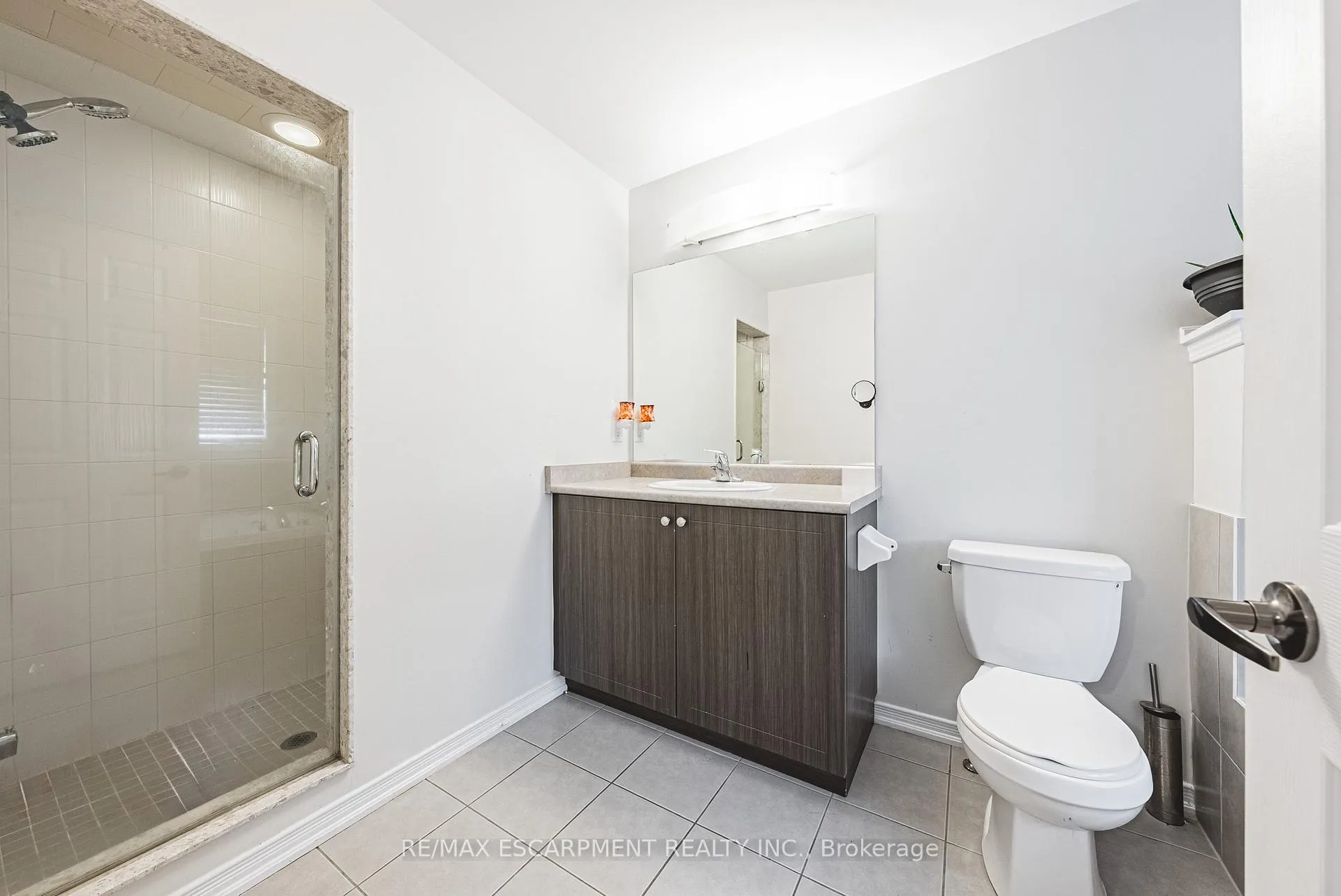 Photo 11 of 8258 Tulip Tree Drive, Niagara Falls, Brown — HOMEH