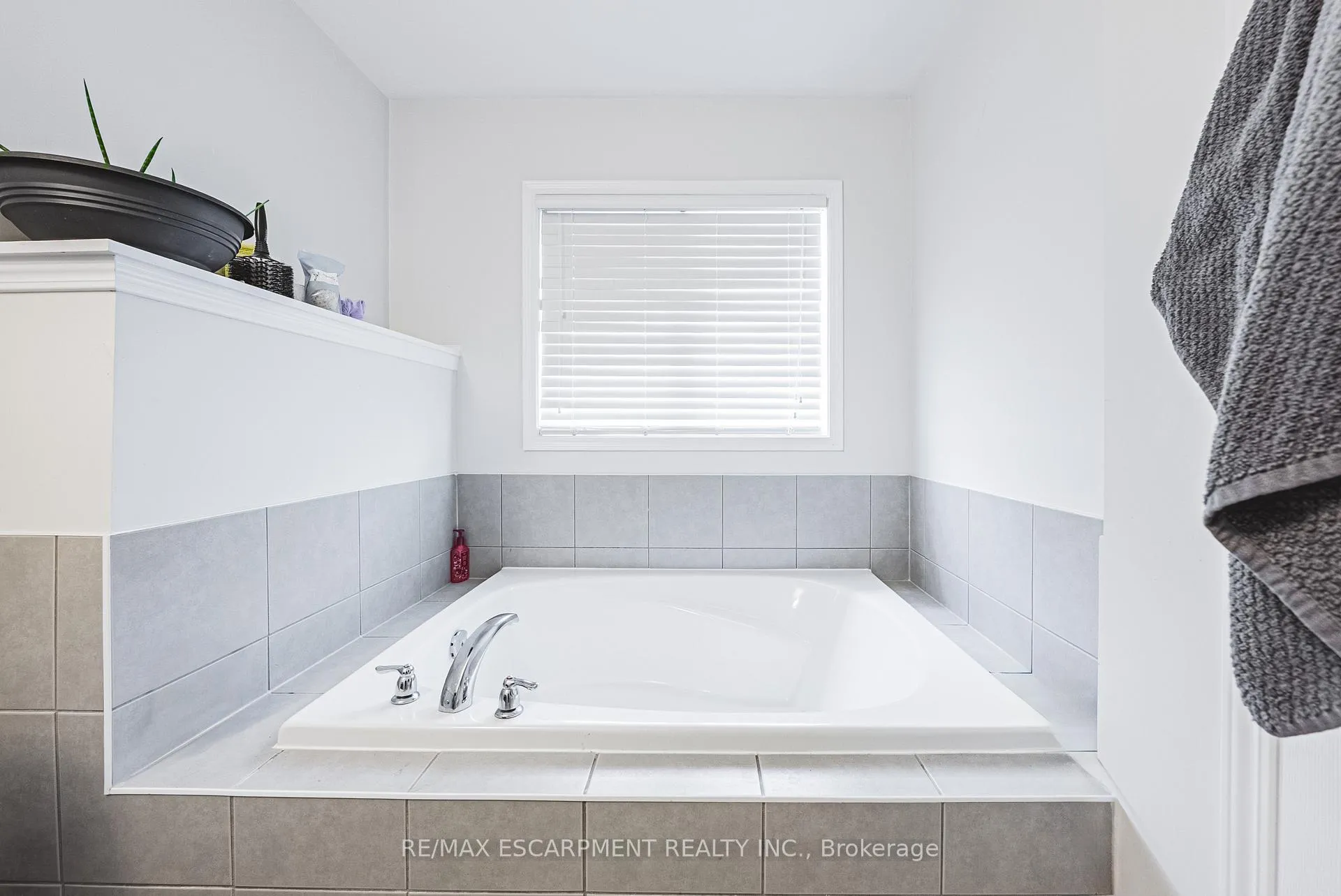 Photo 12 of 8258 Tulip Tree Drive, Niagara Falls, Brown — HOMEH