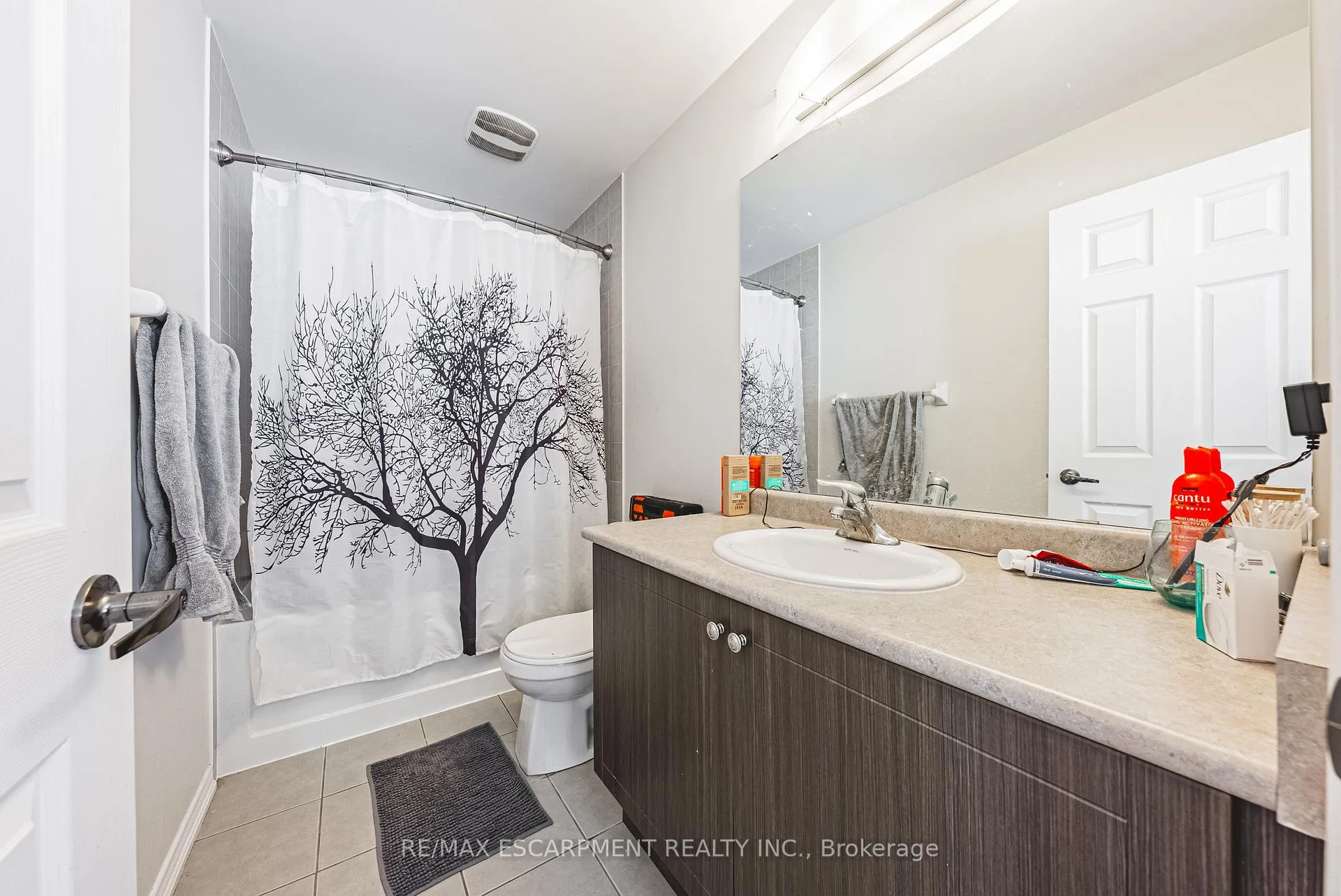 Photo 15 of 8258 Tulip Tree Drive, Niagara Falls, Brown — HOMEH
