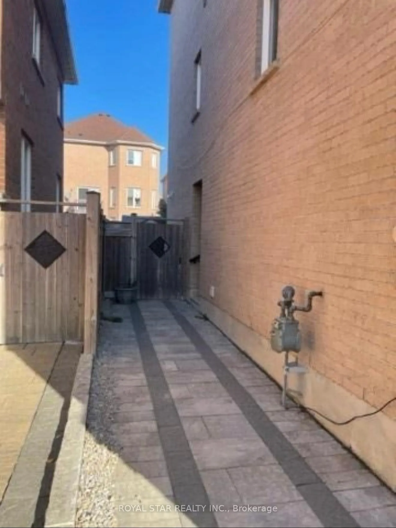 Photo 2 of Unit Main, 14 Chayna Crescent, Vaughan, Maple — HOMEH
