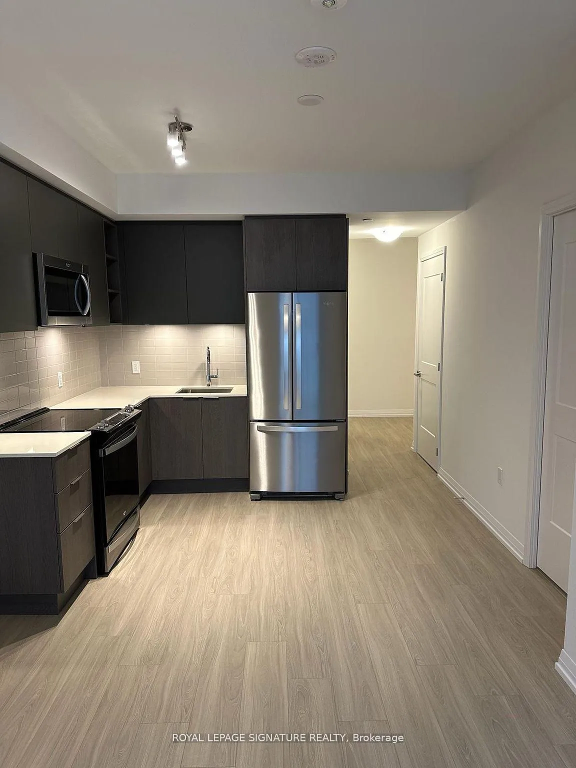 Front of Unit 913, 50 Dunfield Avenue S