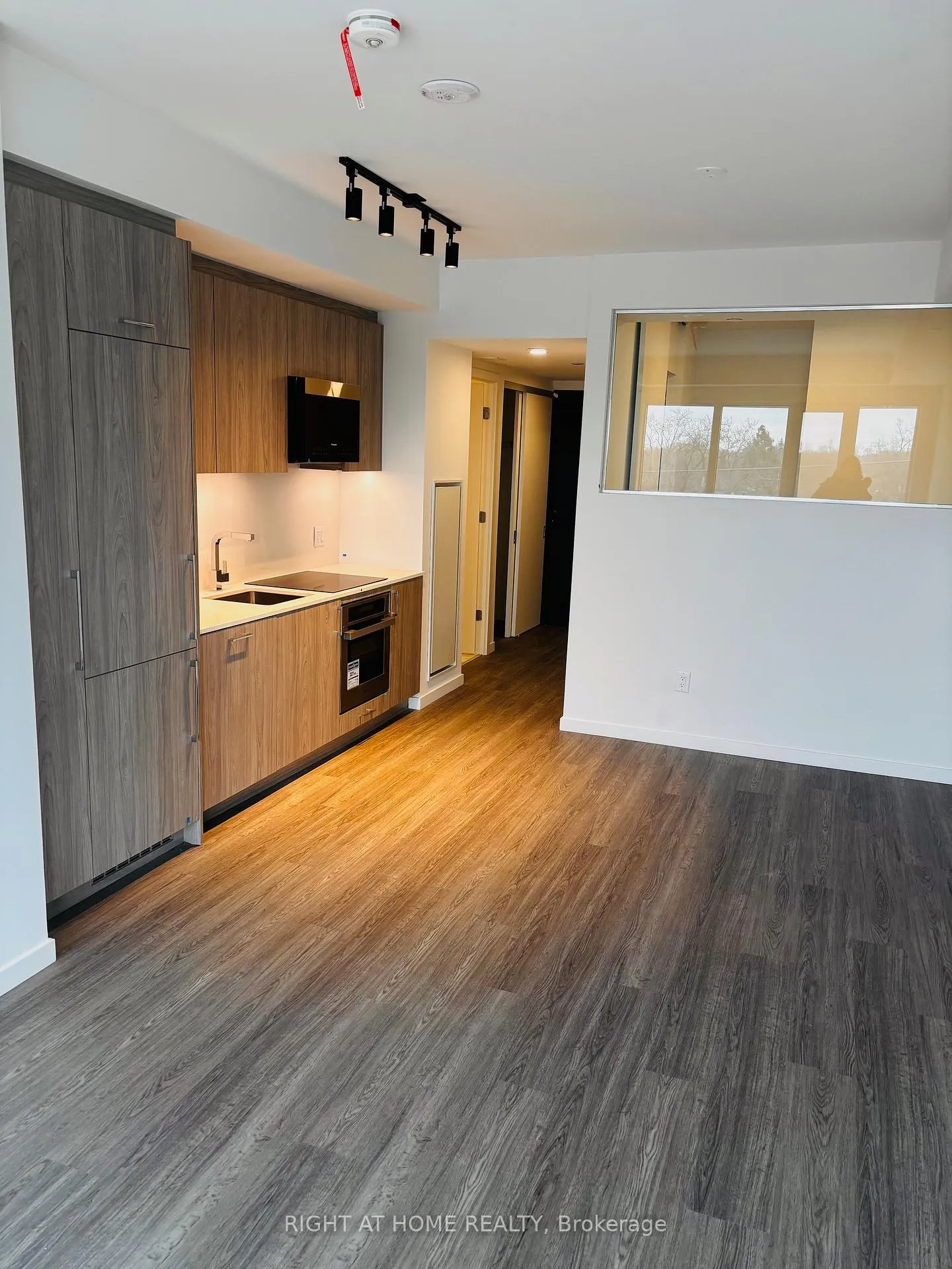 Photo 3 of Unit 512, 689 The Queensway, Etobicoke, Stonegate-Queensway — HOMEH