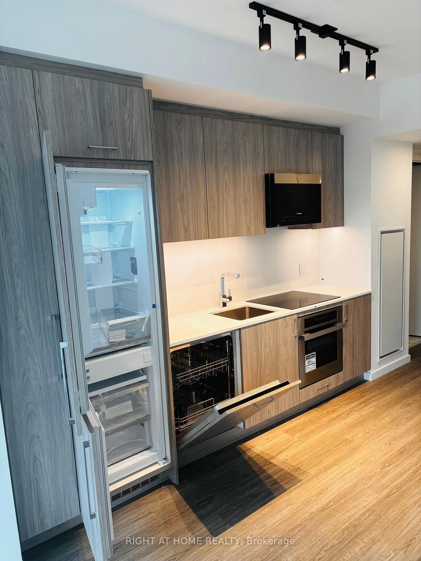 Photo 4 of Unit 512, 689 The Queensway, Etobicoke, Stonegate-Queensway — HOMEH