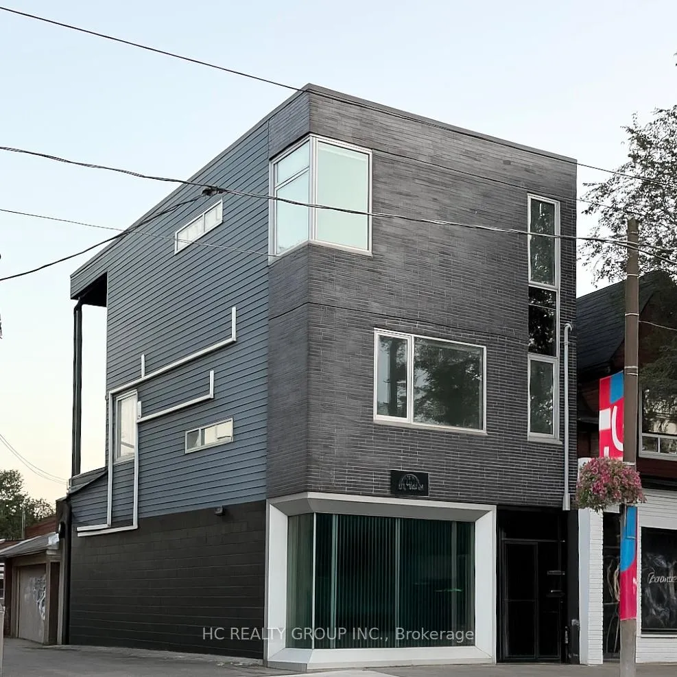 Front of 899 Dundas Street W