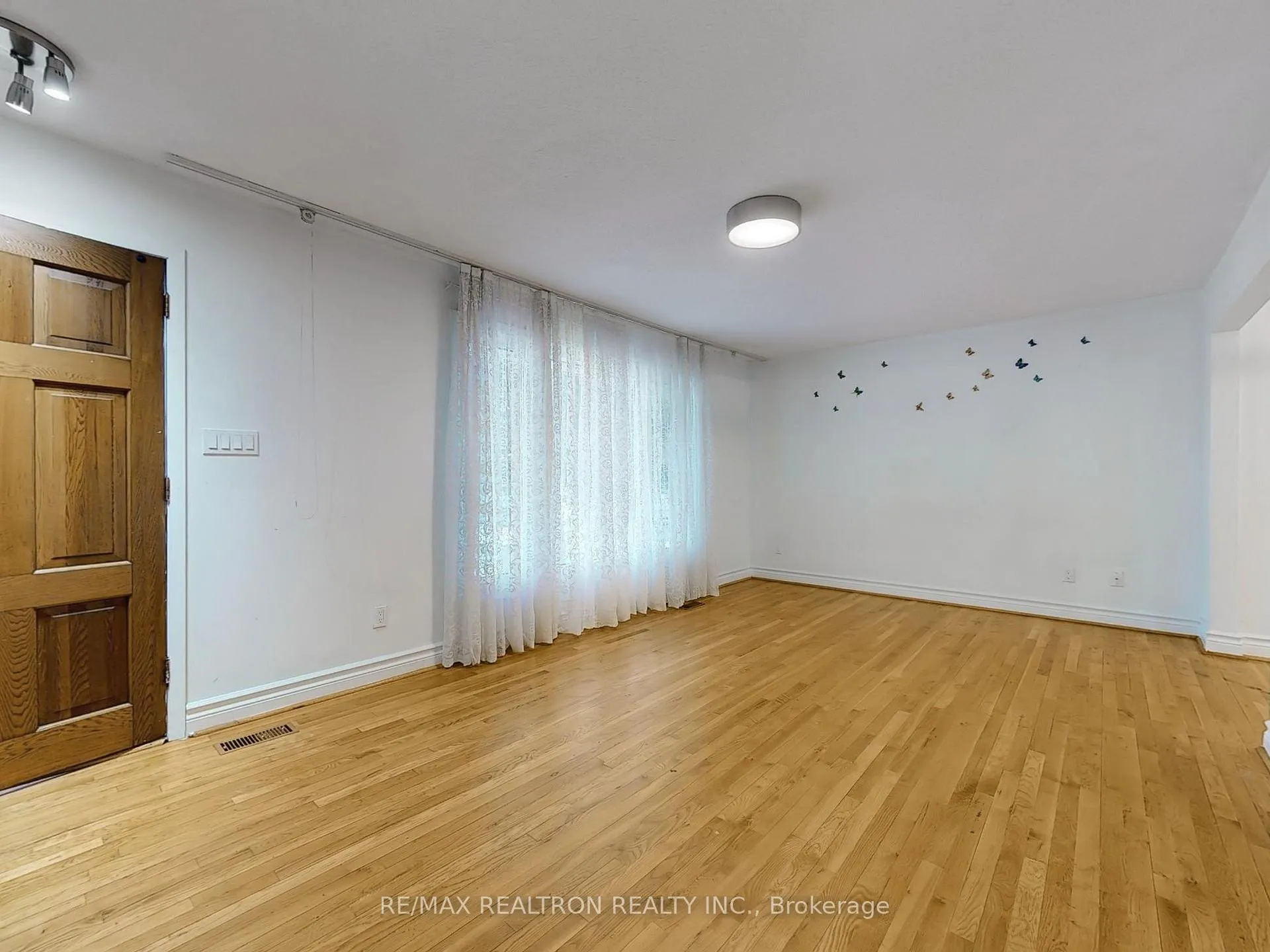 Photo 3 of 558 Sheppard Avenue, Pickering, Woodlands — HOMEH