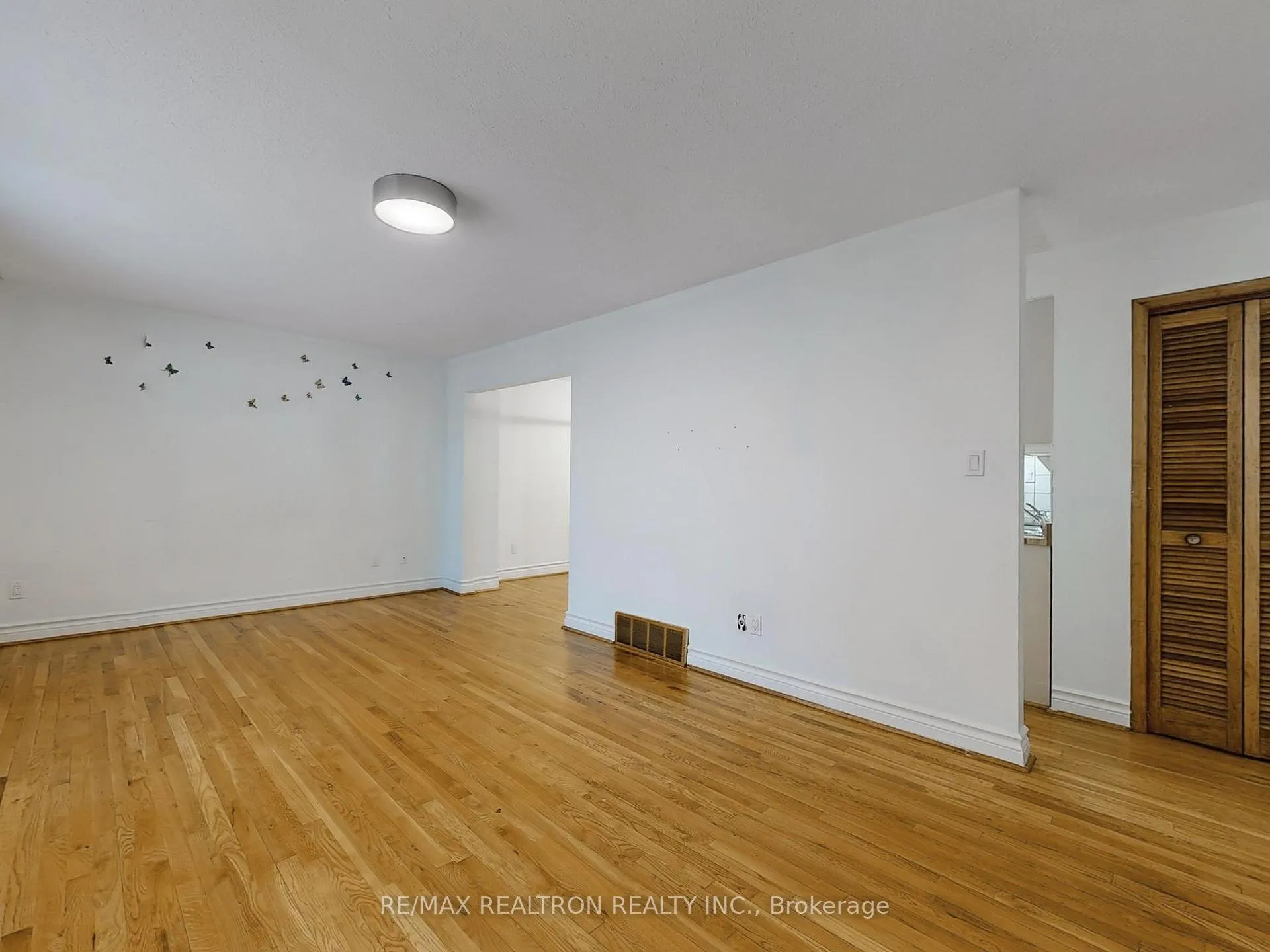 Photo 4 of 558 Sheppard Avenue, Pickering, Woodlands — HOMEH