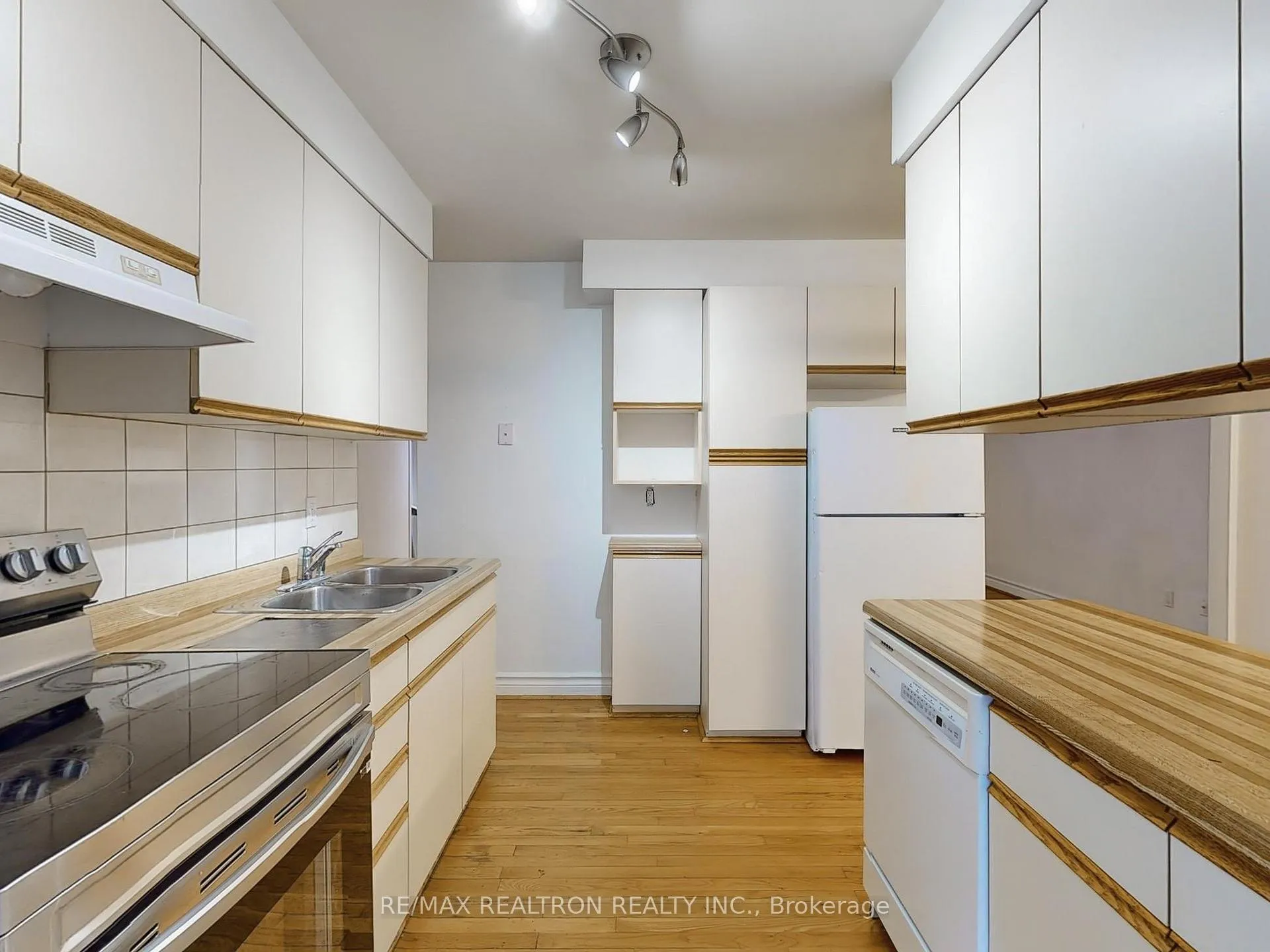 Photo 12 of 558 Sheppard Avenue, Pickering, Woodlands — HOMEH