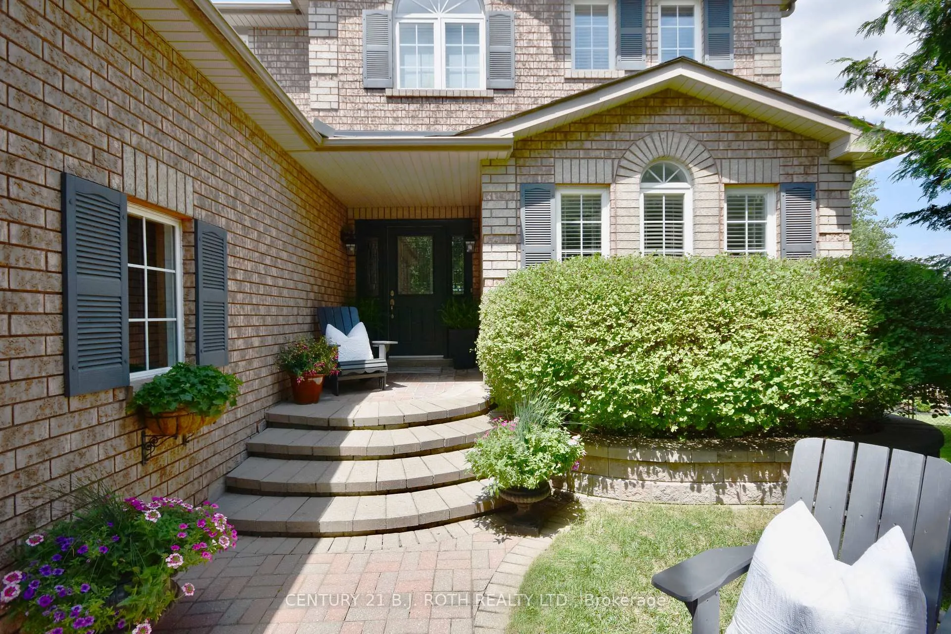 Photo 2 of 112 Brown Wood Drive, Barrie, Little Lake — HOMEH