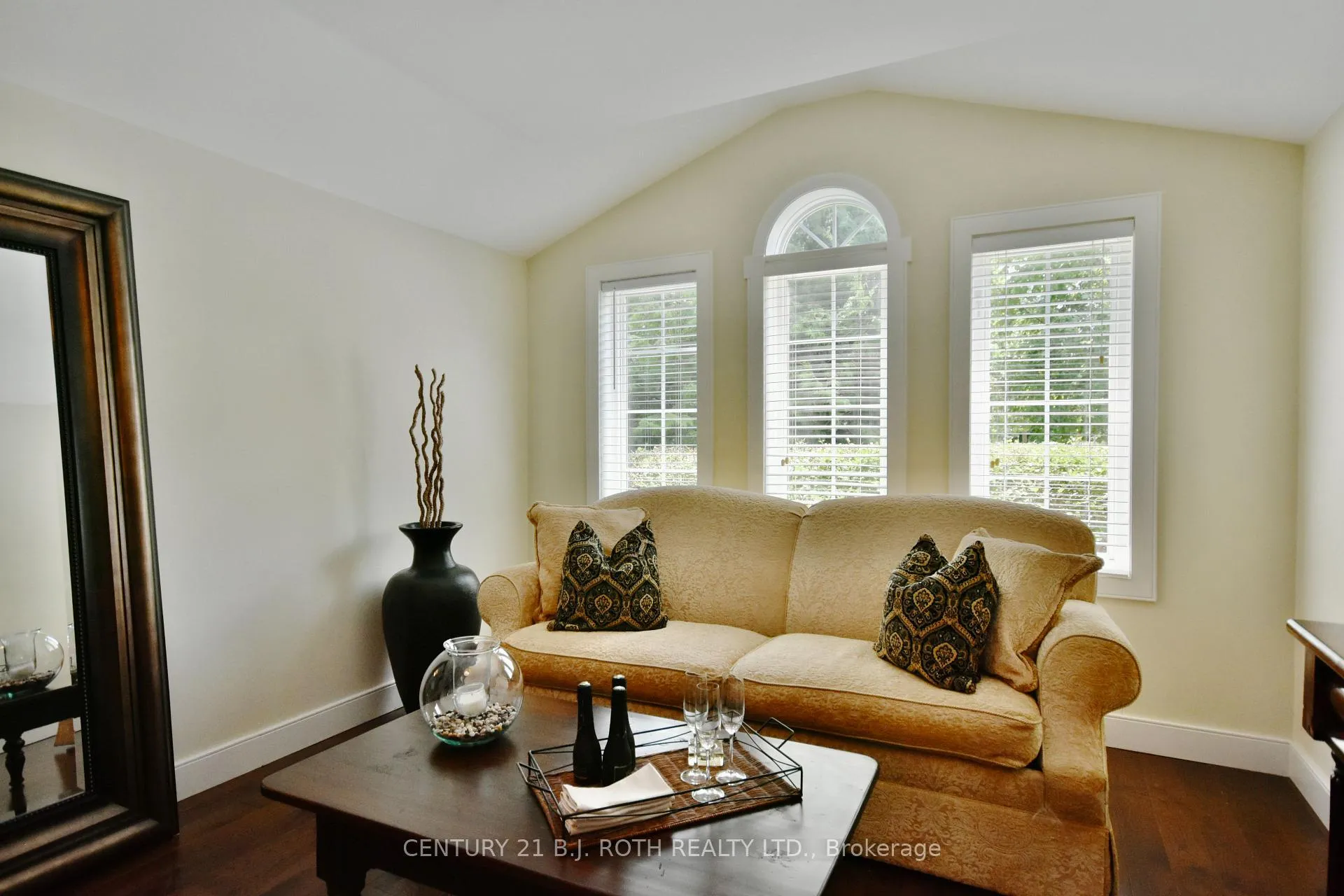 Photo 11 of 112 Brown Wood Drive, Barrie, Little Lake — HOMEH