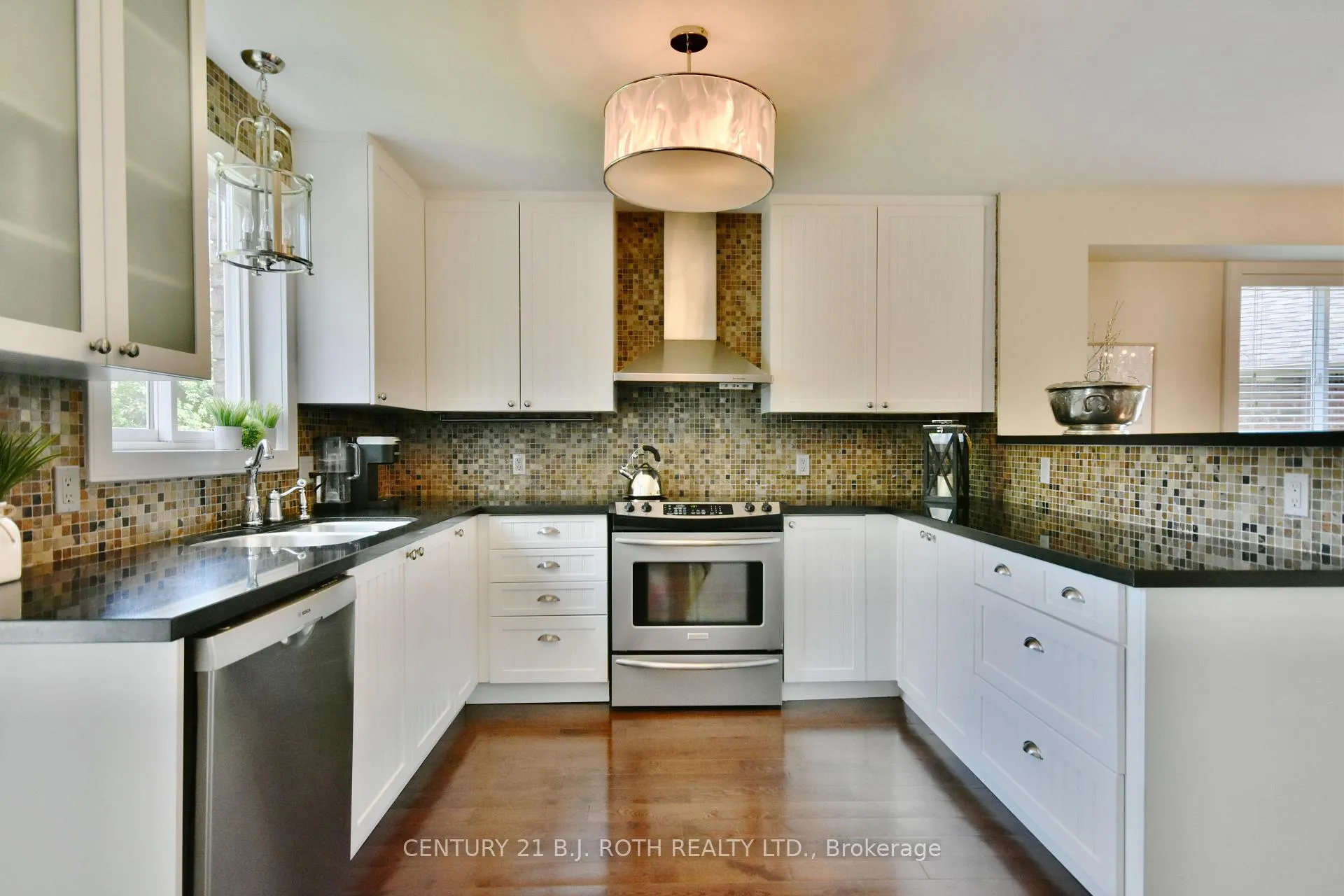 Photo 15 of 112 Brown Wood Drive, Barrie, Little Lake — HOMEH