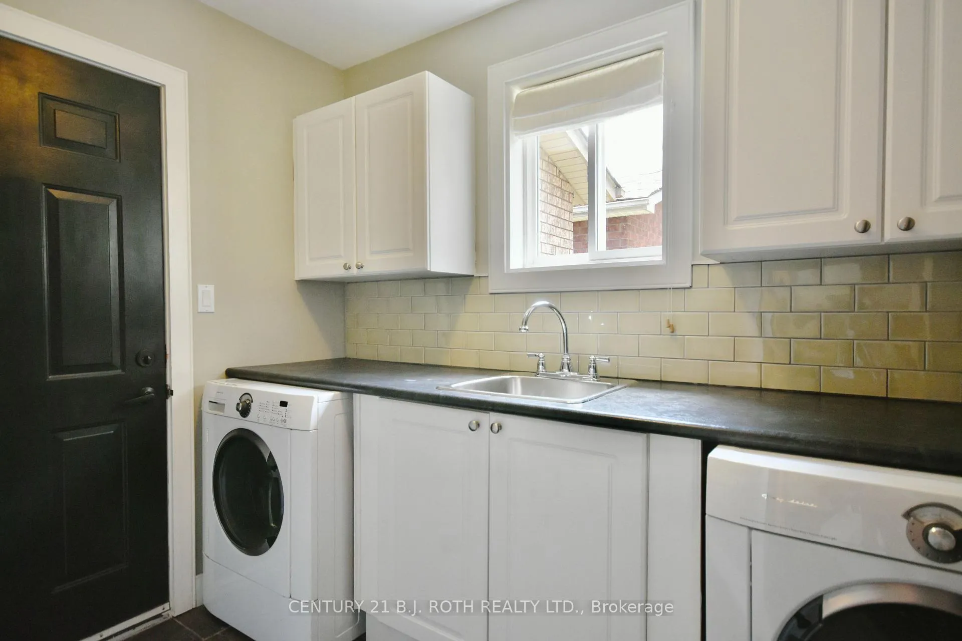 Photo 24 of 112 Brown Wood Drive, Barrie, Little Lake — HOMEH