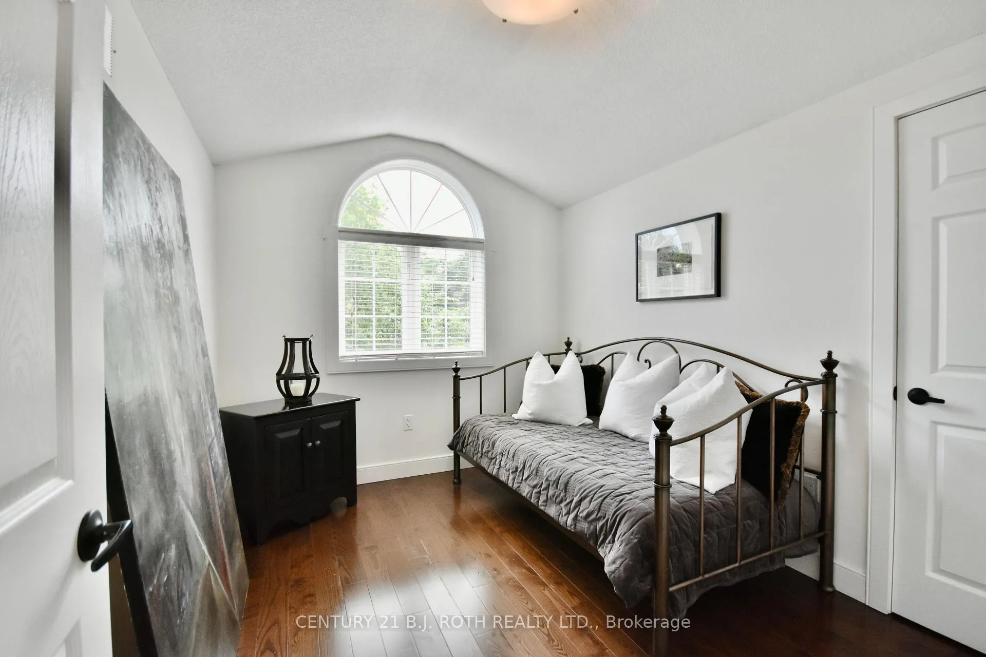 Photo 38 of 112 Brown Wood Drive, Barrie, Little Lake — HOMEH