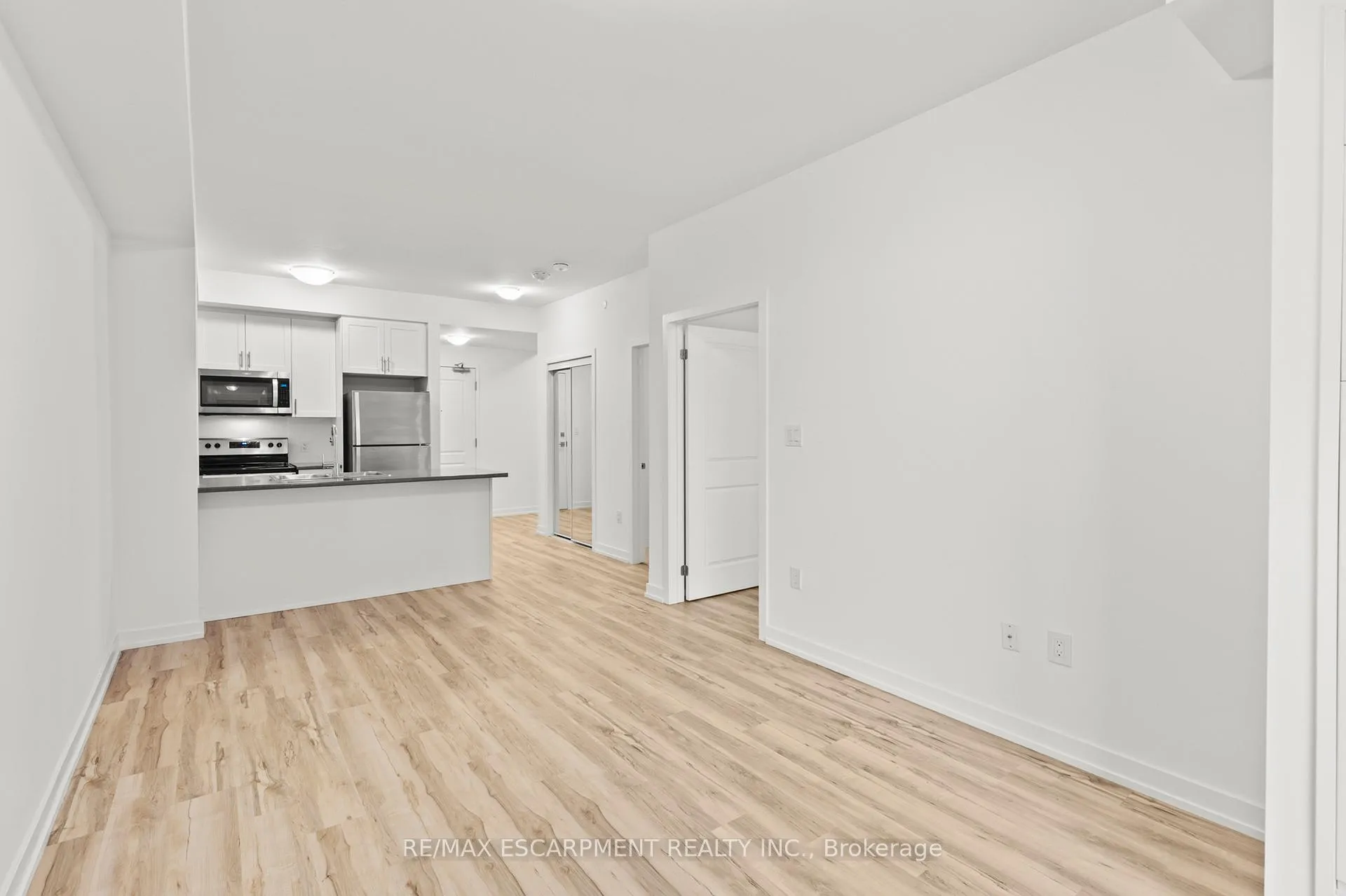 Photo 4 of Unit 422, 460 Dundas Street E, Hamilton, Waterdown — HOMEH