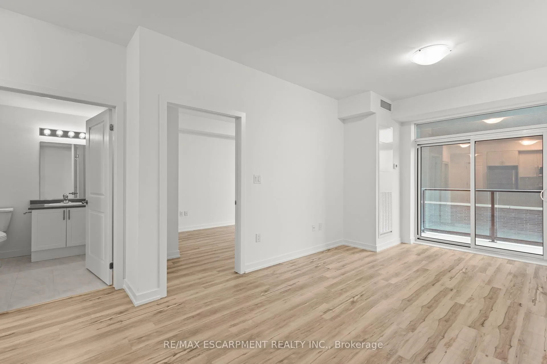 Photo 12 of Unit 422, 460 Dundas Street E, Hamilton, Waterdown — HOMEH