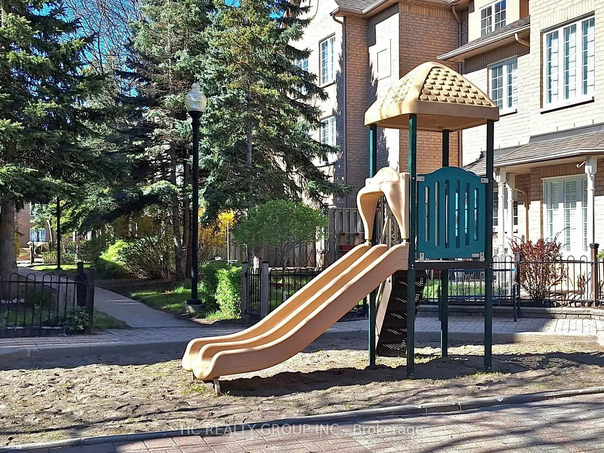 Photo 10 of Unit 18, 5 St Moritz Way, Markham, Unionville — HOMEH