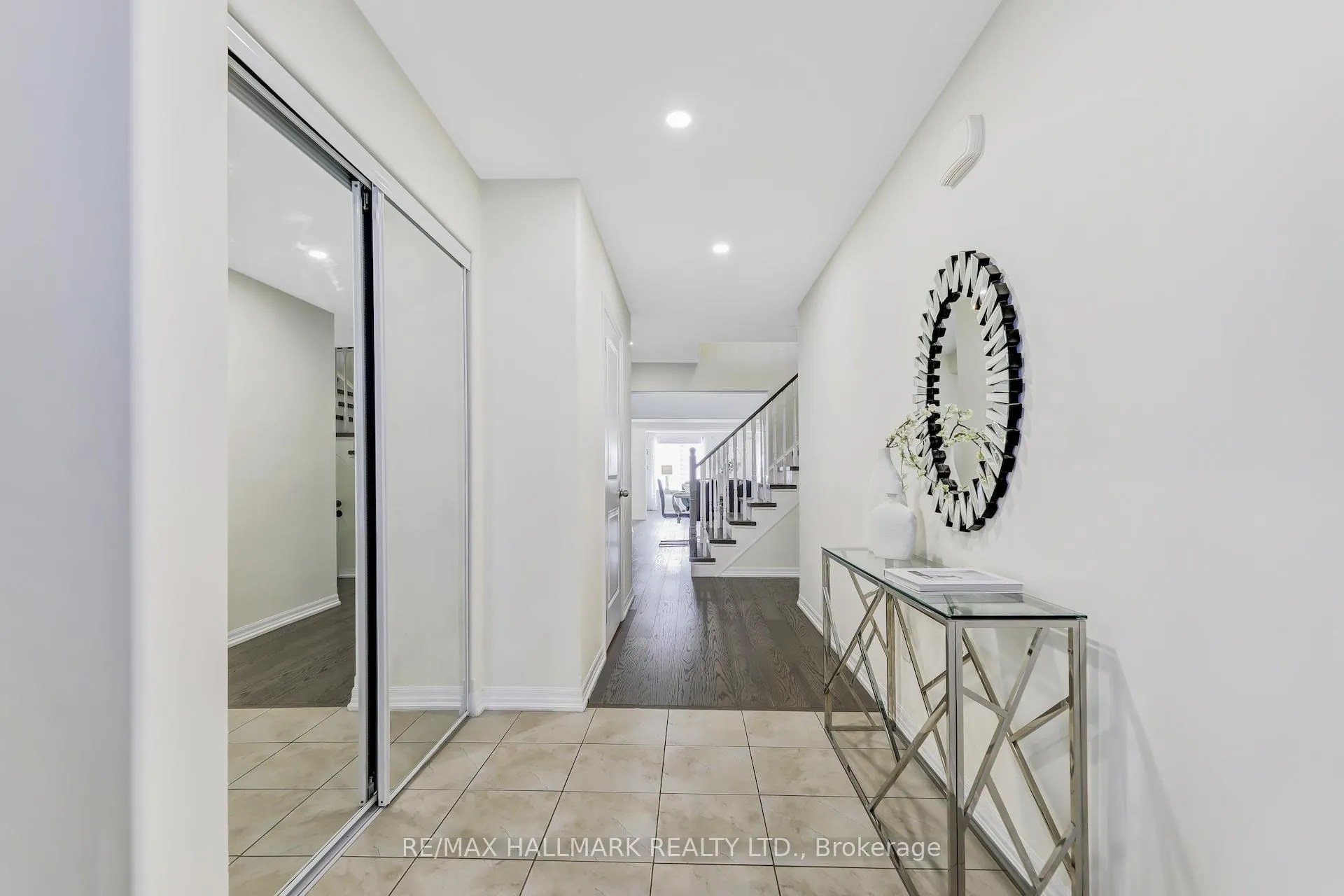 Photo 4 of Unit L1K 3B2, 1770 Silverstone Crescent, Oshawa, Samac — HOMEH