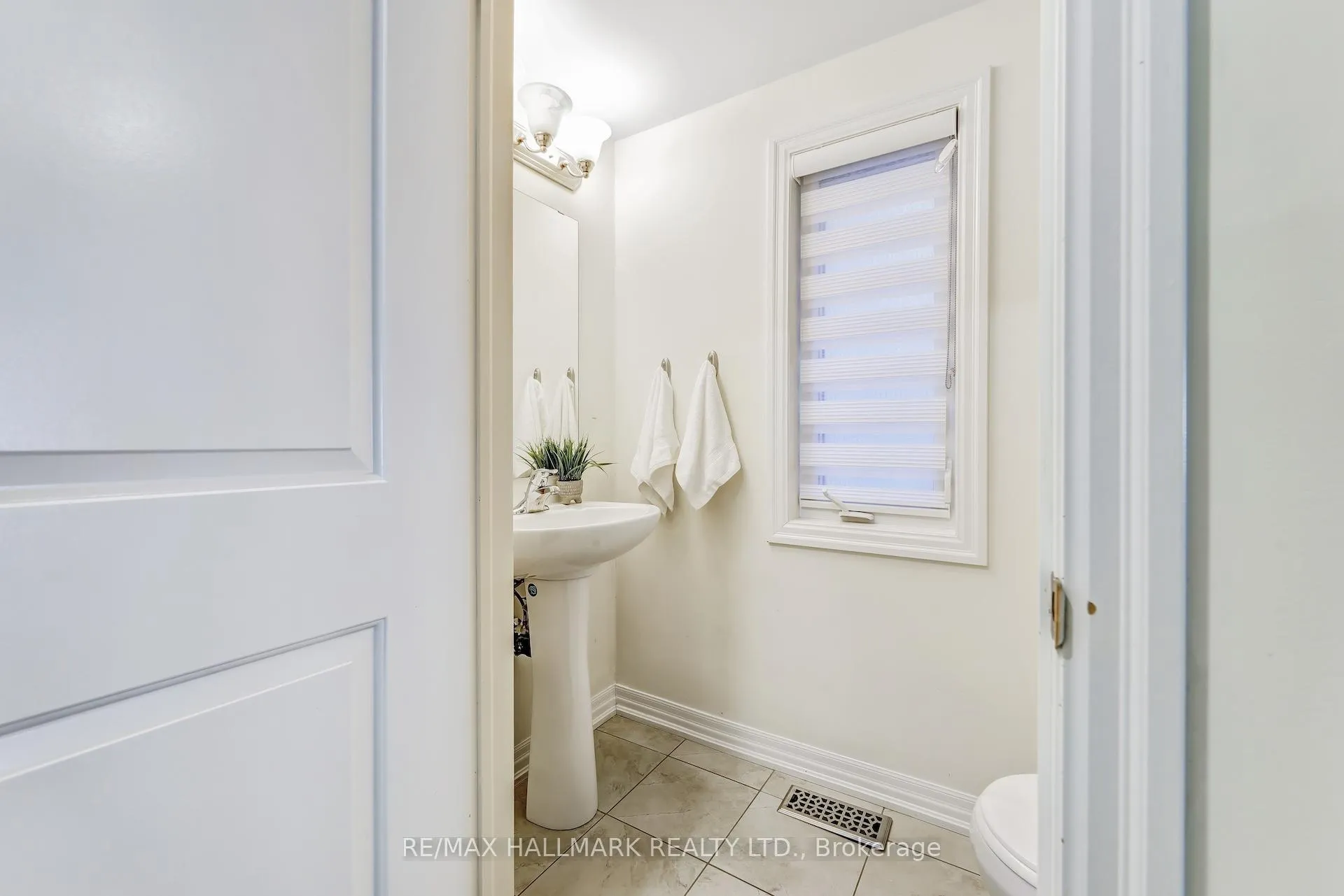 Photo 5 of Unit L1K 3B2, 1770 Silverstone Crescent, Oshawa, Samac — HOMEH