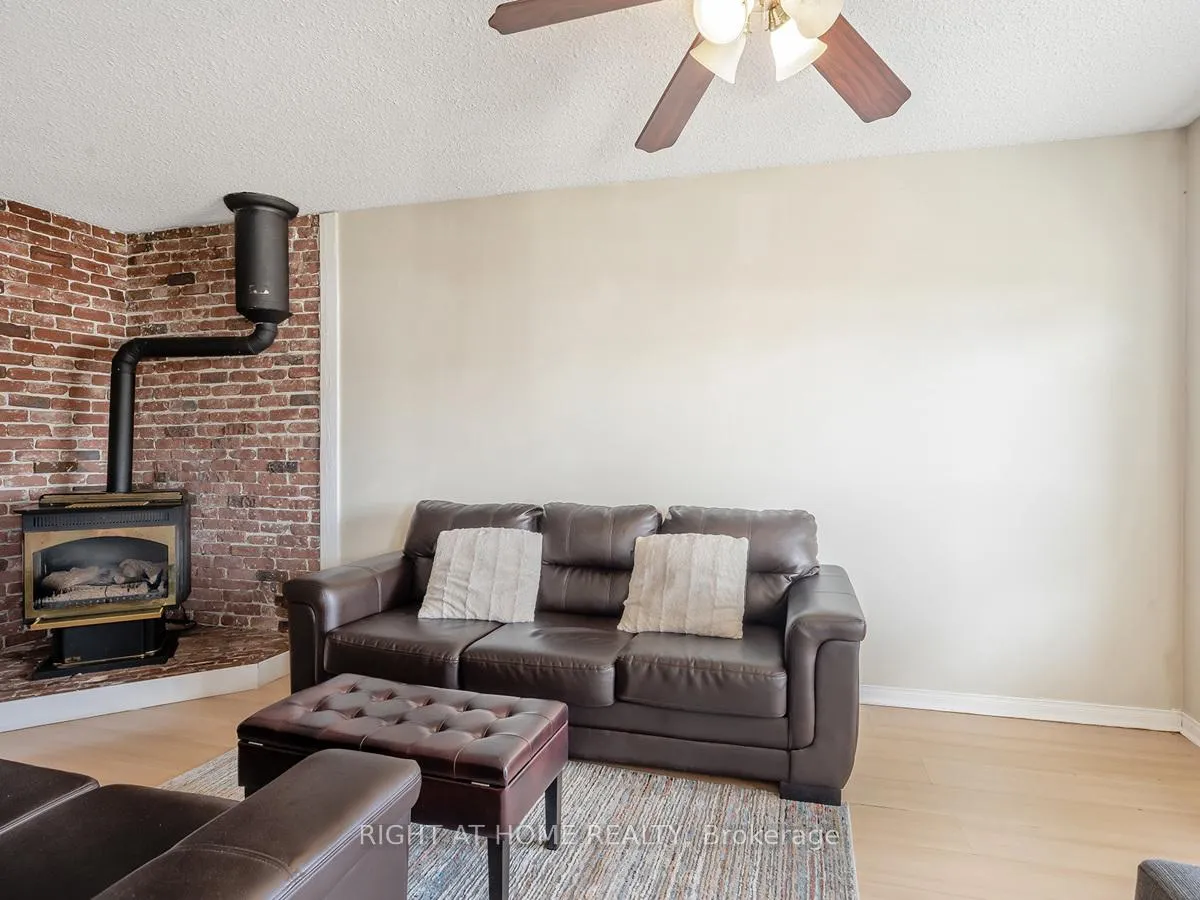 Photo 10 of 2 Parker Crescent, Ajax, South East — HOMEH