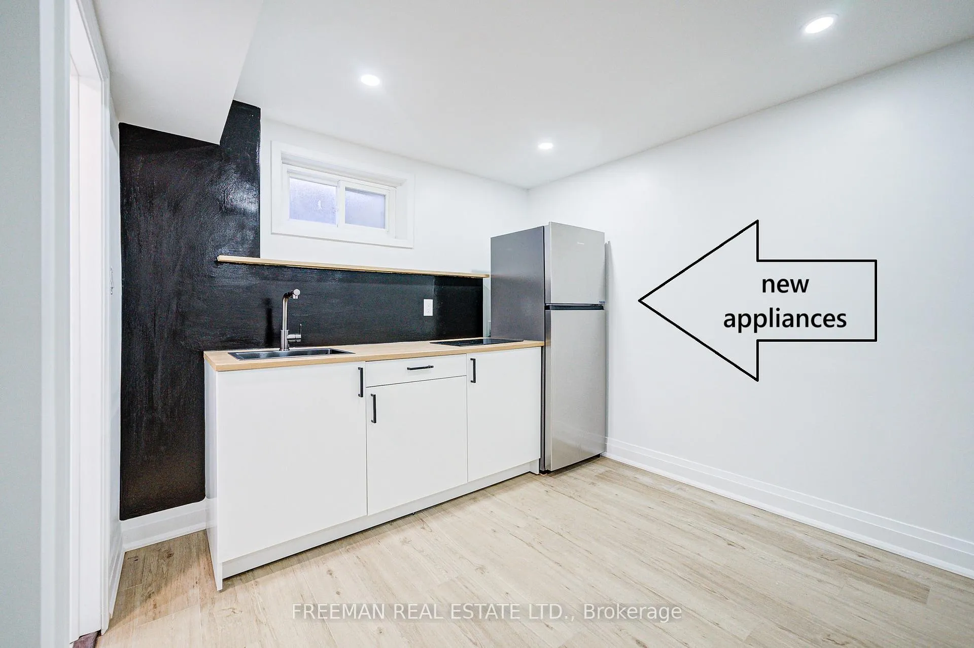 Photo 2 of Unit Apt. B, 16 Carey Crescent, Markham, Milliken Mills West — HOMEH