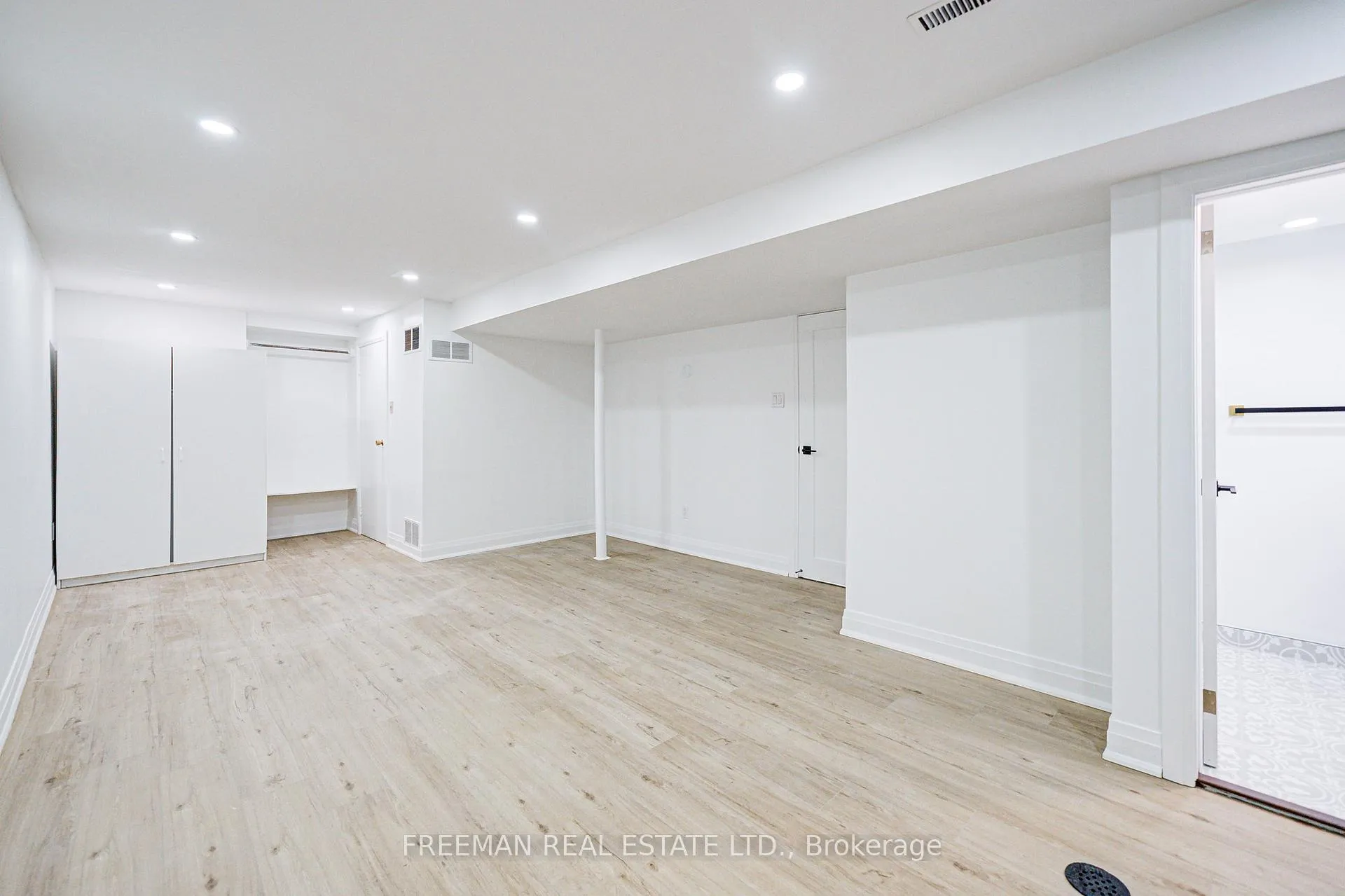 Photo 4 of Unit Apt. B, 16 Carey Crescent, Markham, Milliken Mills West — HOMEH