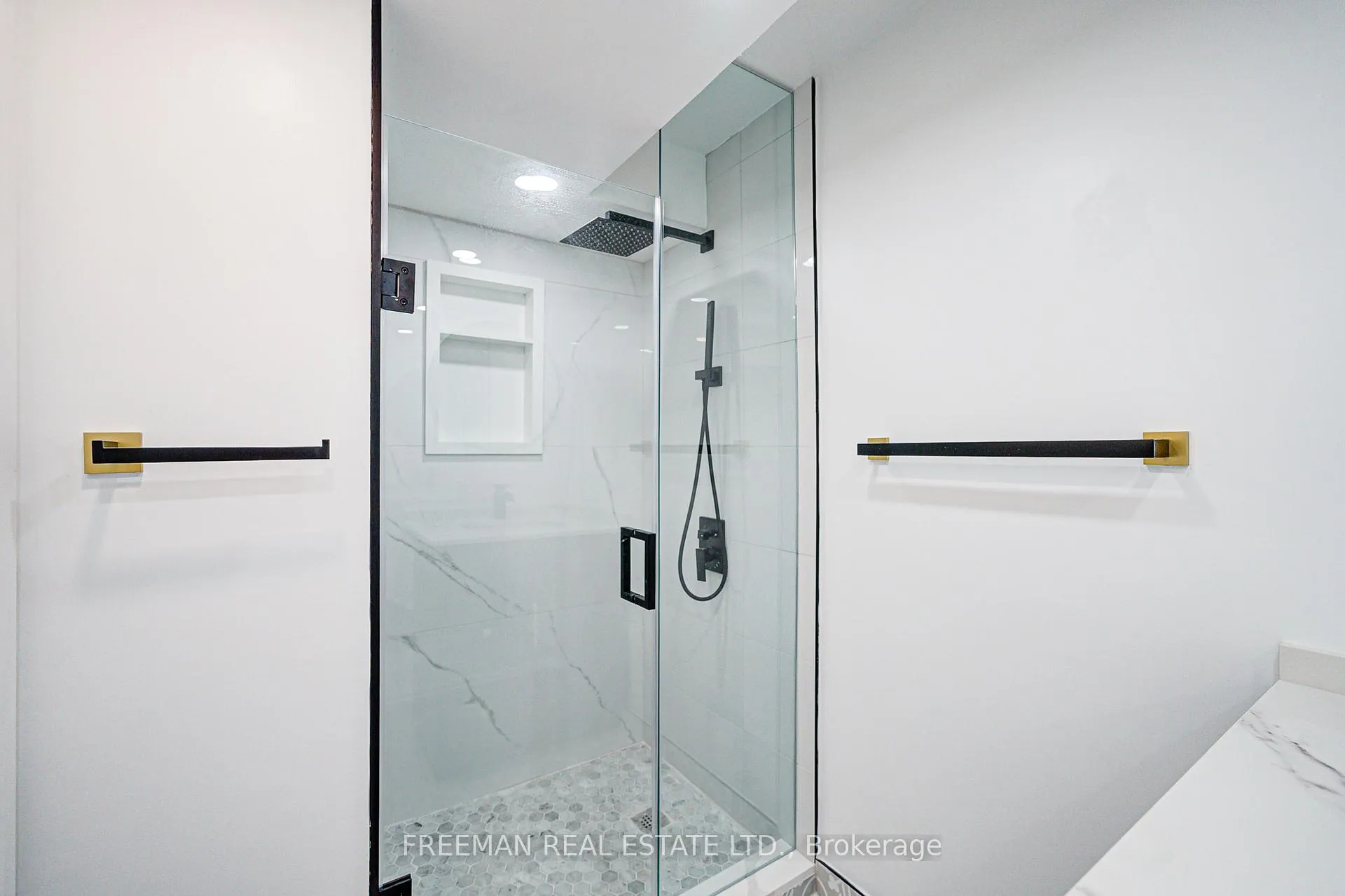 Photo 6 of Unit Apt. B, 16 Carey Crescent, Markham, Milliken Mills West — HOMEH
