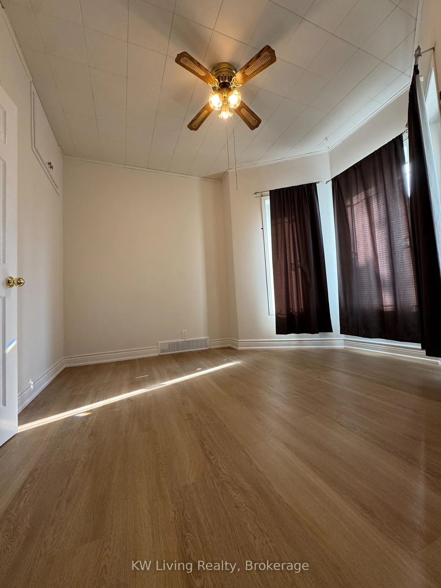 Front of Unit 1, 259 Victoria Avenue N