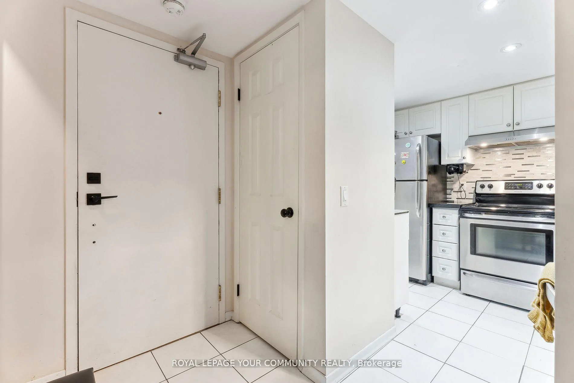 Photo 3 of Unit 202, 160 Wellington Street E, Aurora, Aurora Village — HOMEH