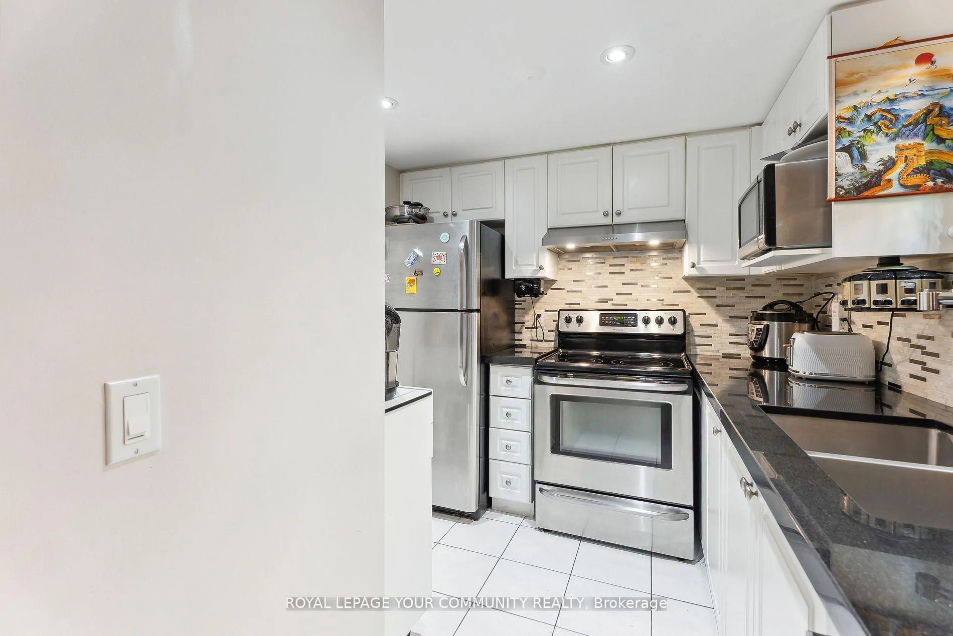 Photo 4 of Unit 202, 160 Wellington Street E, Aurora, Aurora Village — HOMEH