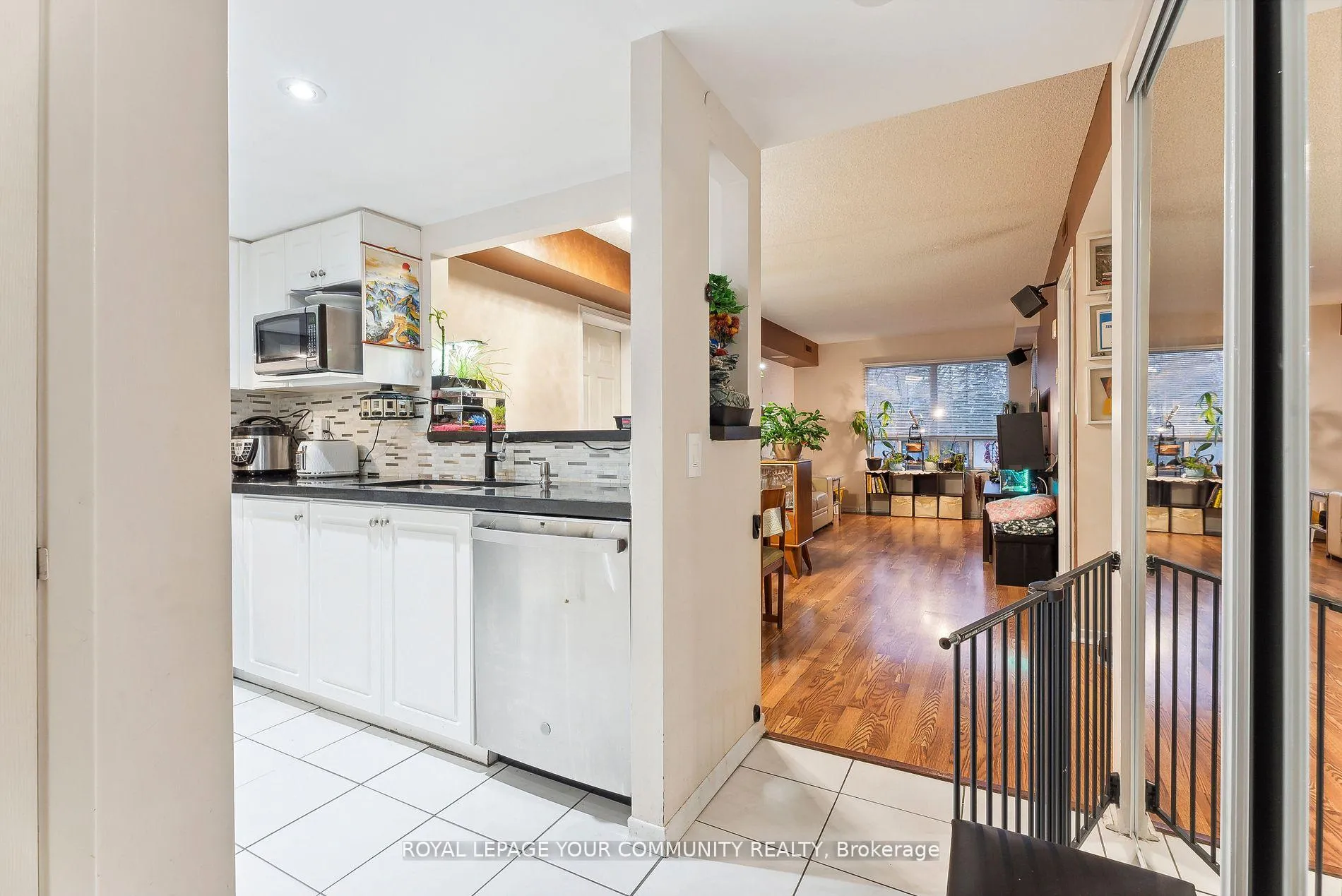 Photo 5 of Unit 202, 160 Wellington Street E, Aurora, Aurora Village — HOMEH
