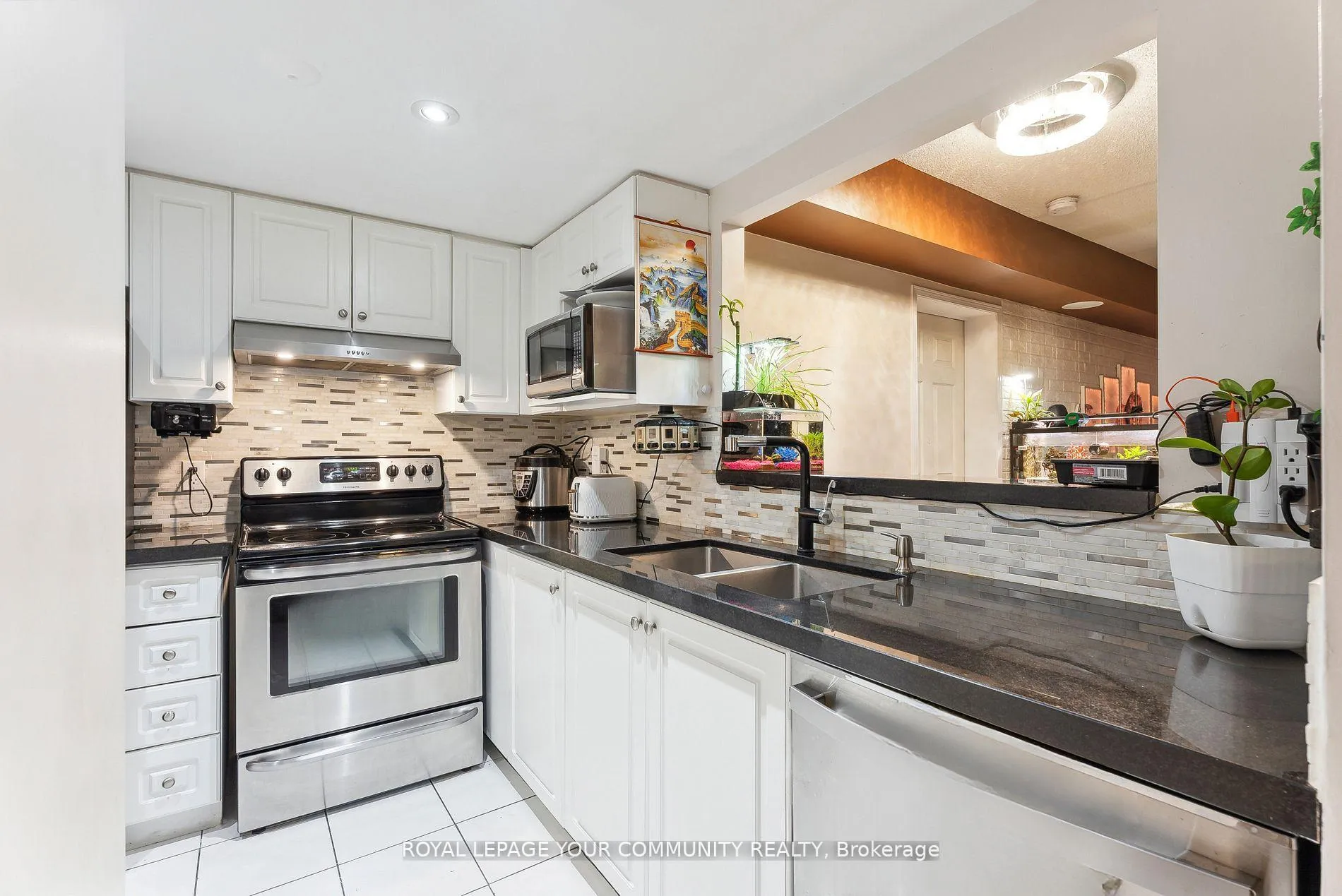 Photo 6 of Unit 202, 160 Wellington Street E, Aurora, Aurora Village — HOMEH