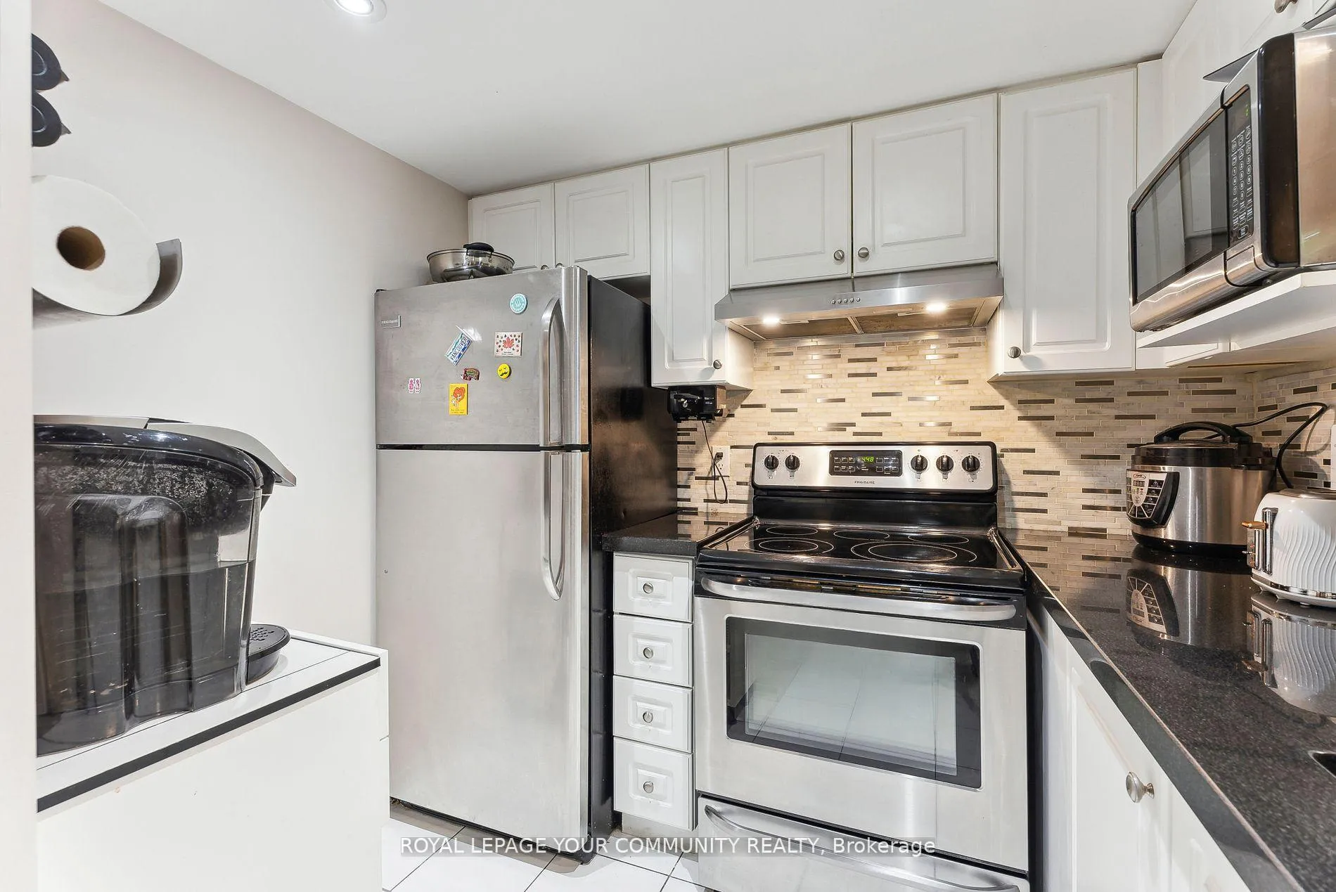 Photo 7 of Unit 202, 160 Wellington Street E, Aurora, Aurora Village — HOMEH