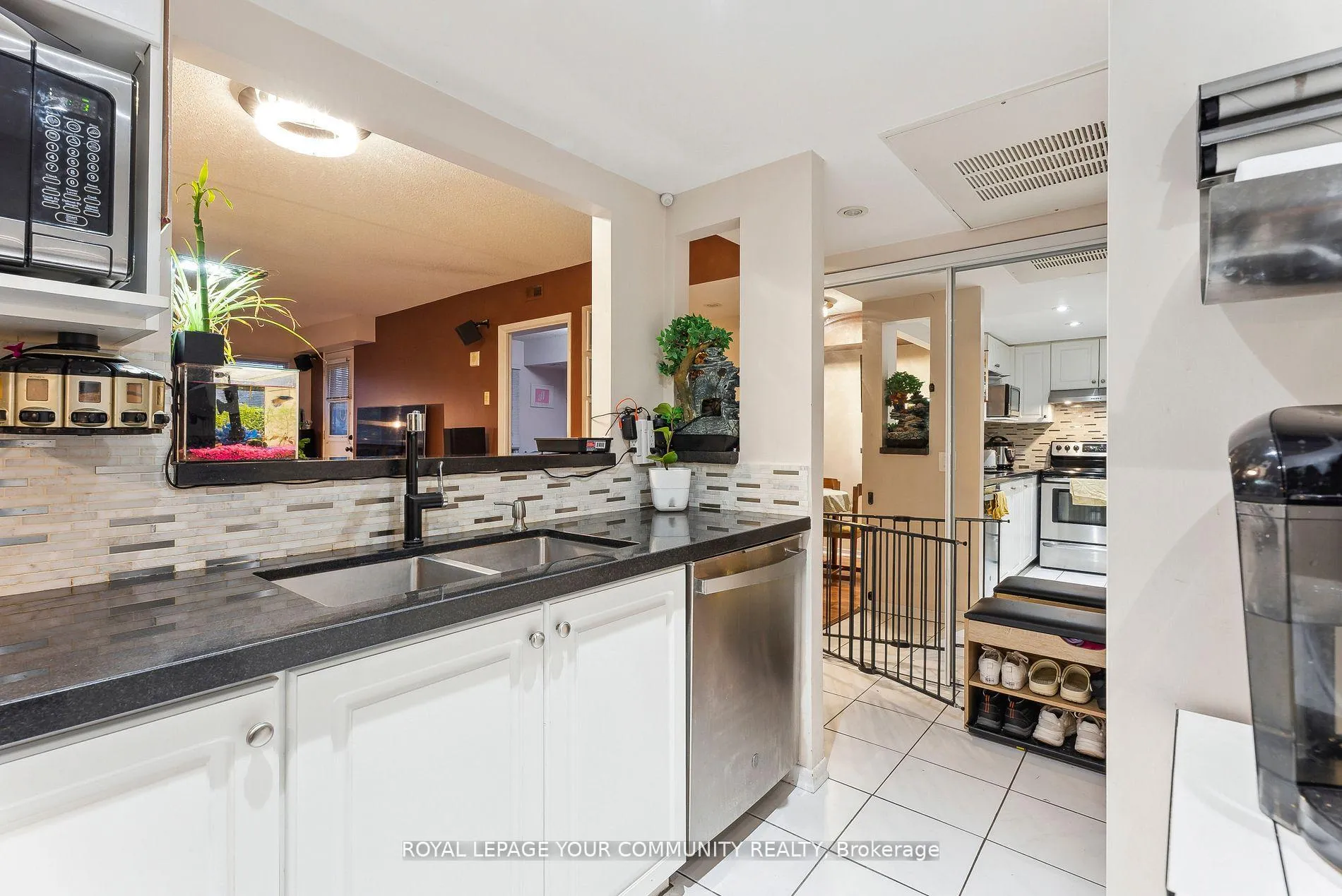 Photo 8 of Unit 202, 160 Wellington Street E, Aurora, Aurora Village — HOMEH