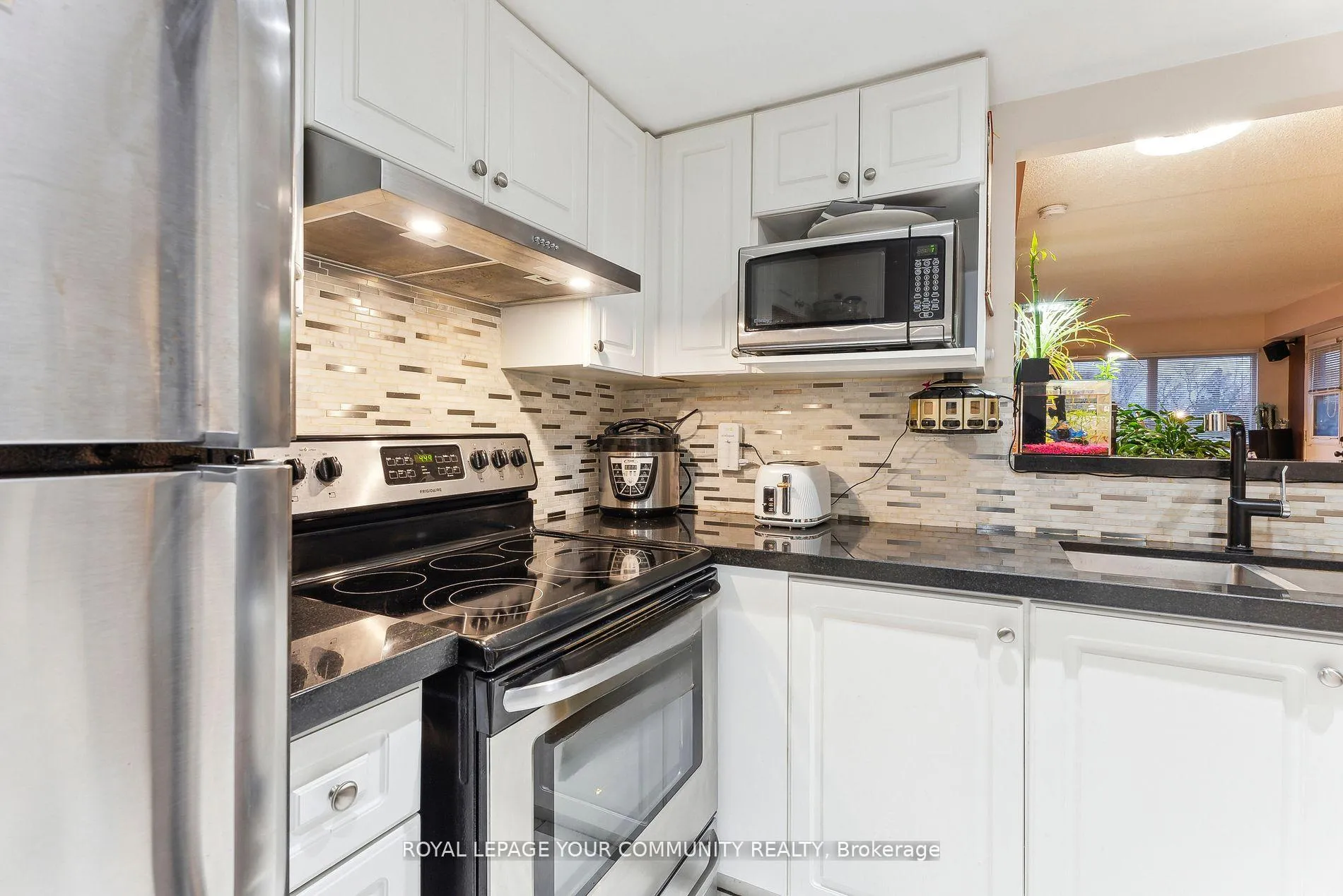 Photo 9 of Unit 202, 160 Wellington Street E, Aurora, Aurora Village — HOMEH