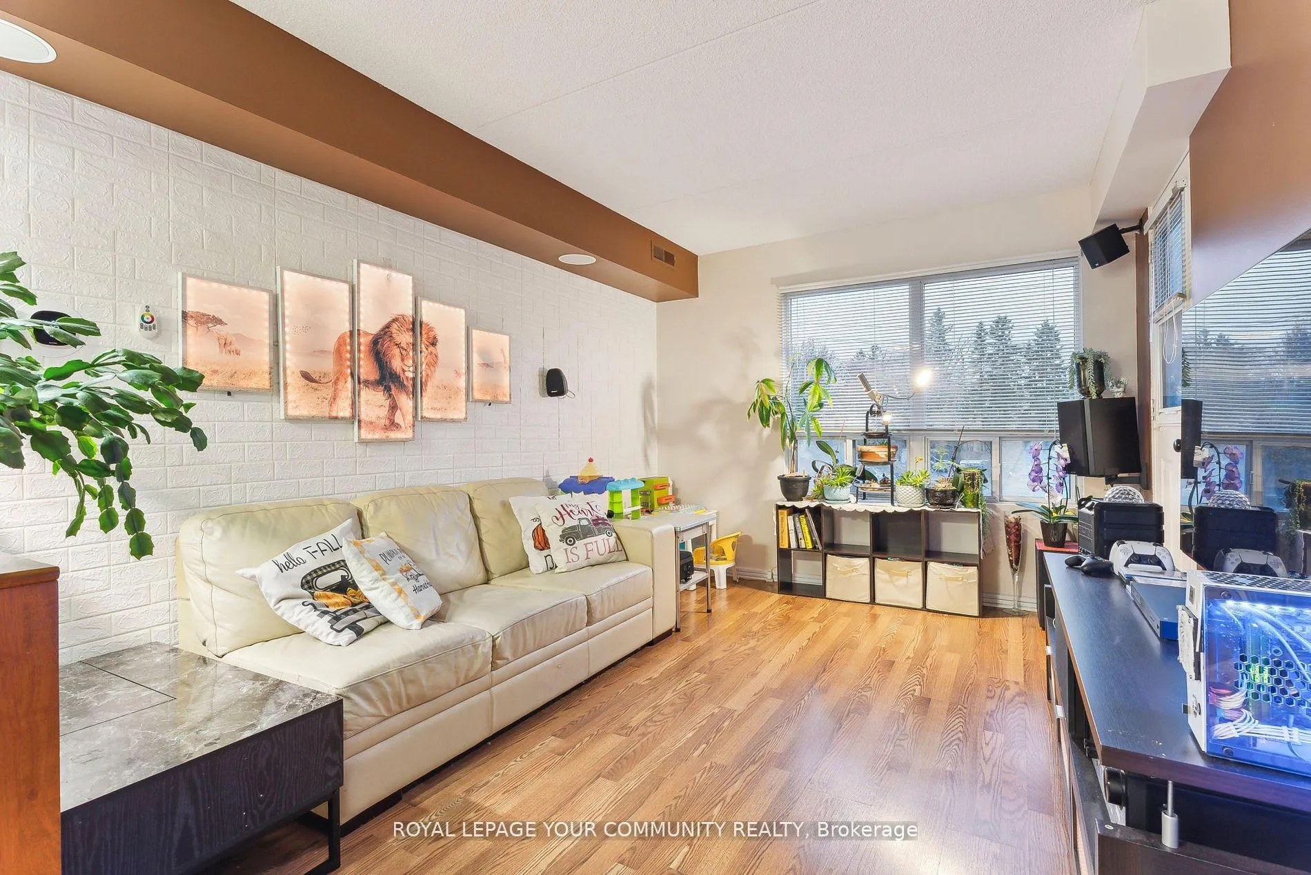 Photo 13 of Unit 202, 160 Wellington Street E, Aurora, Aurora Village — HOMEH