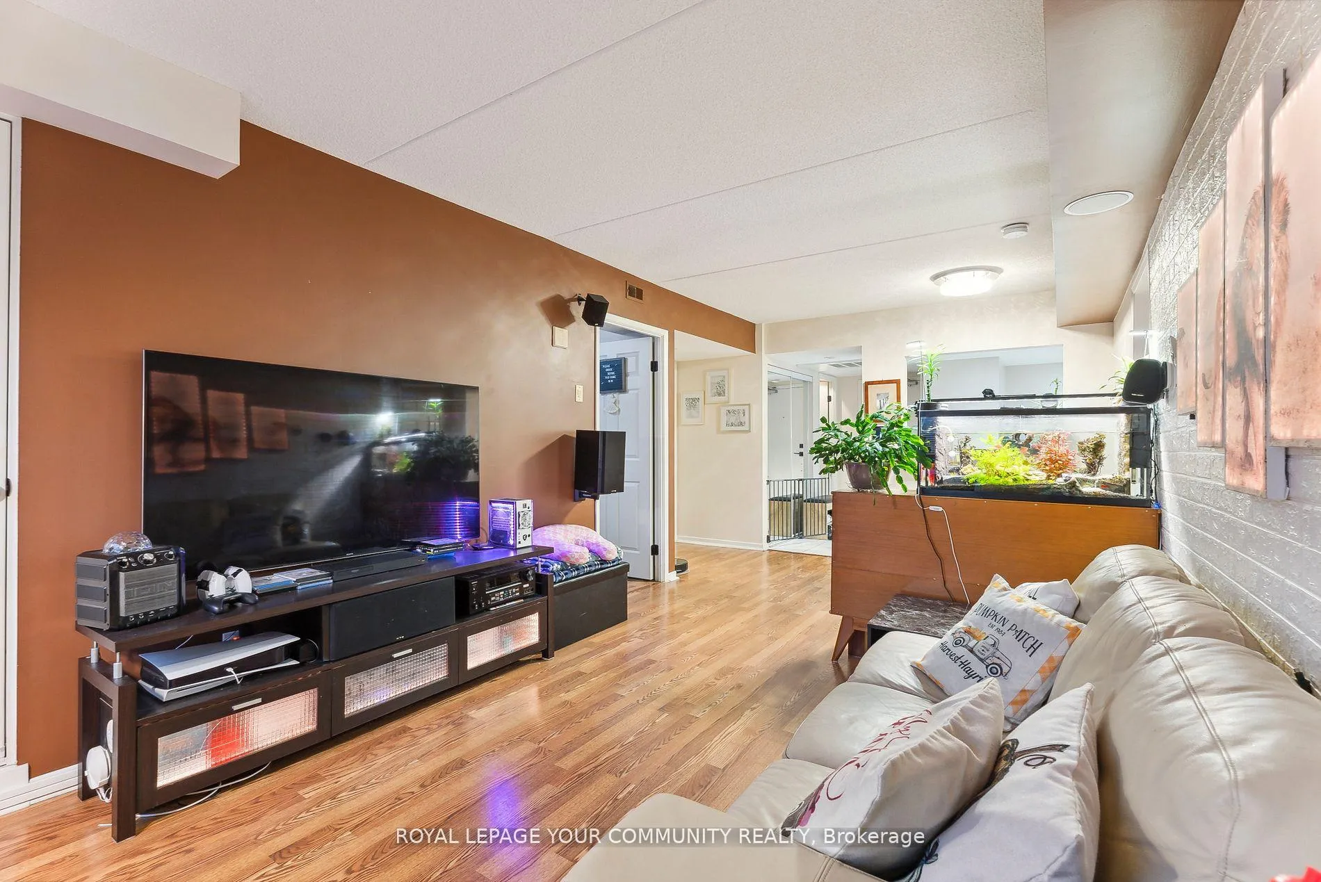 Photo 14 of Unit 202, 160 Wellington Street E, Aurora, Aurora Village — HOMEH