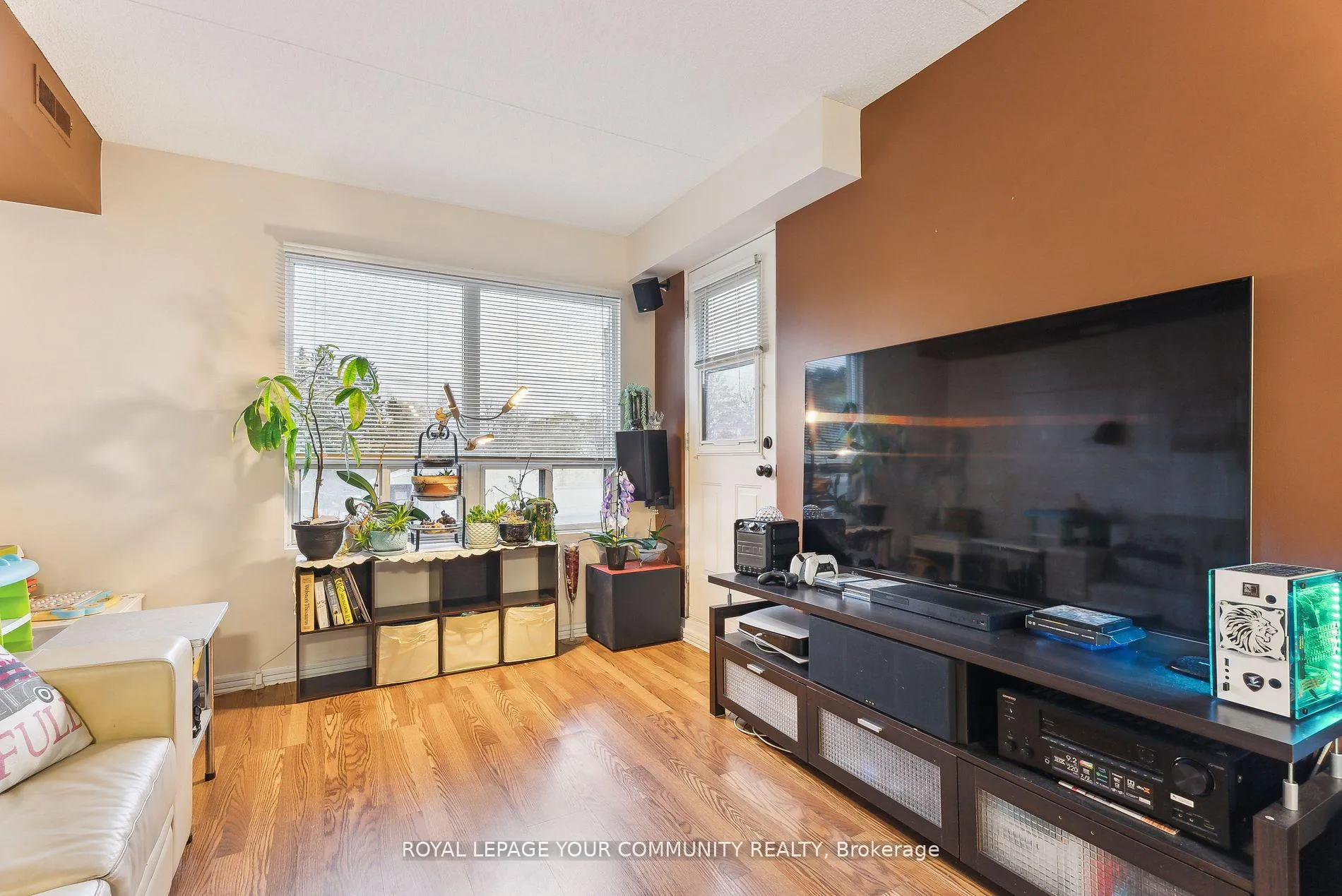 Photo 16 of Unit 202, 160 Wellington Street E, Aurora, Aurora Village — HOMEH