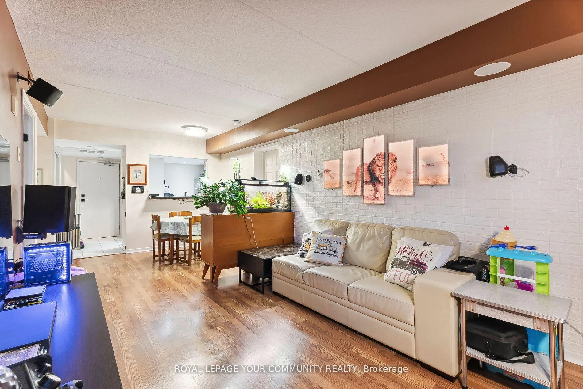 Photo 17 of Unit 202, 160 Wellington Street E, Aurora, Aurora Village — HOMEH