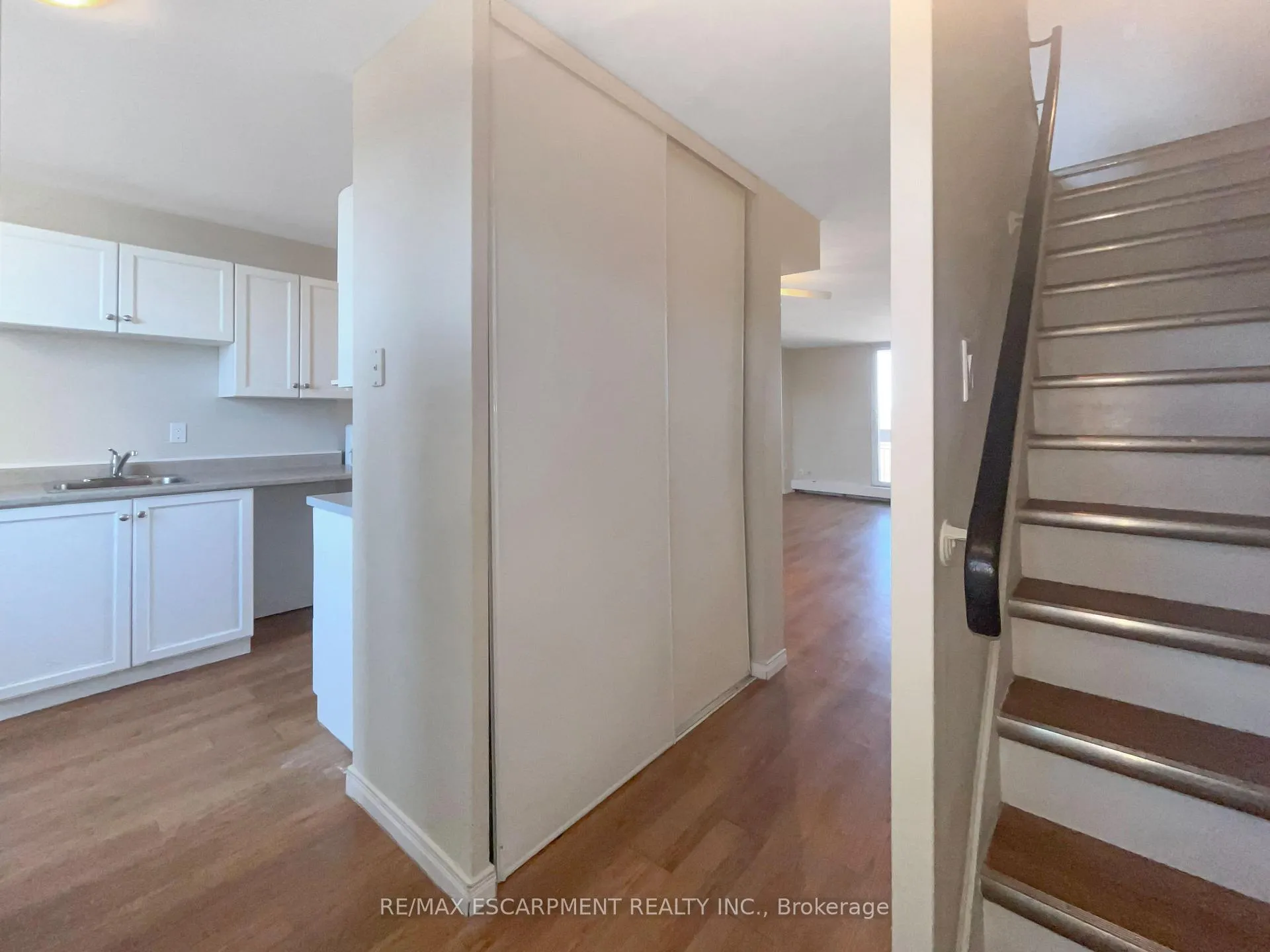 Photo 3 of Unit 810, 350 Quigley Road, Hamilton, Vincent — HOMEH