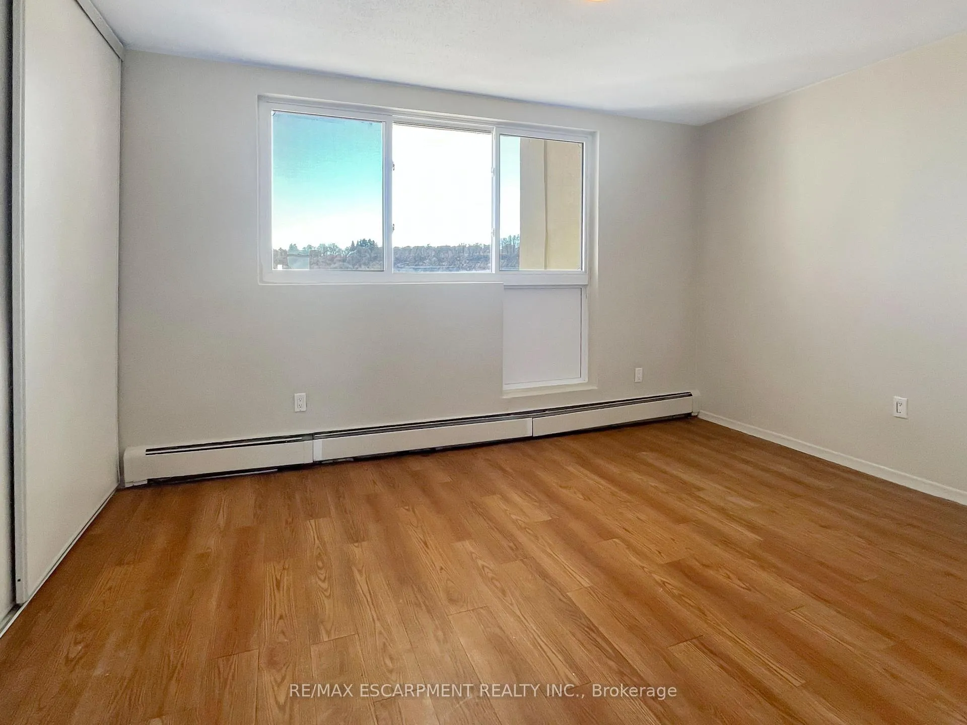 Photo 10 of Unit 810, 350 Quigley Road, Hamilton, Vincent — HOMEH