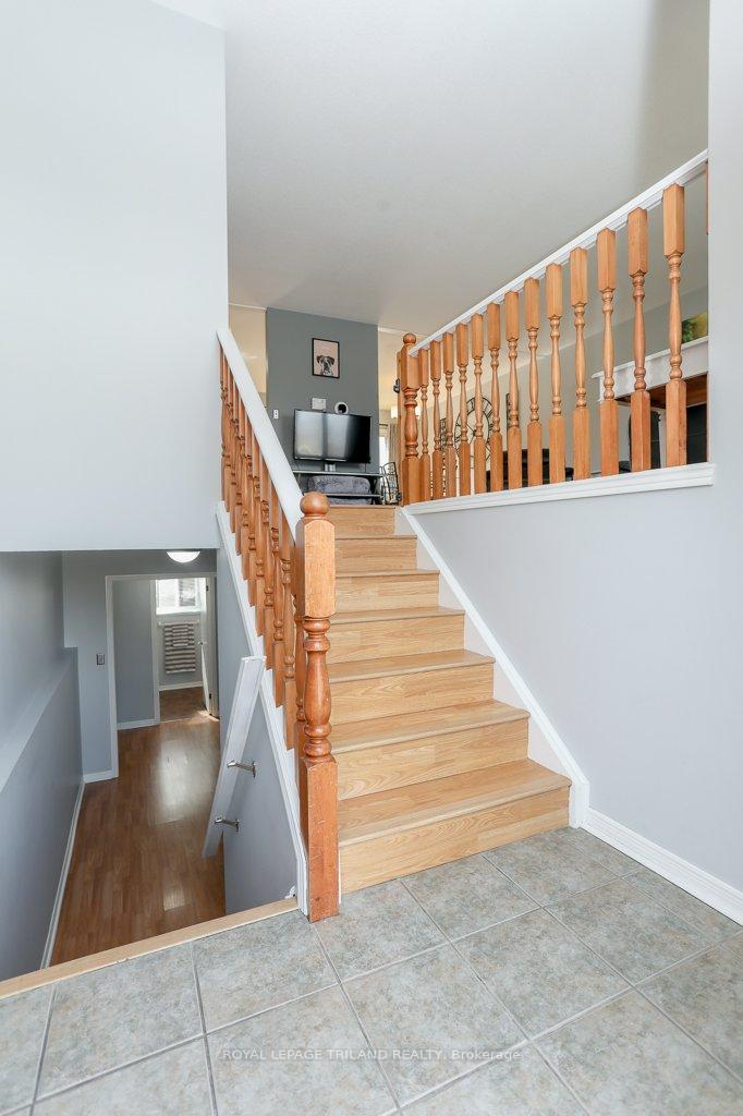 Photo 6 of 333 Canterbury Place, Central Elgin, Belmont — HOMEH