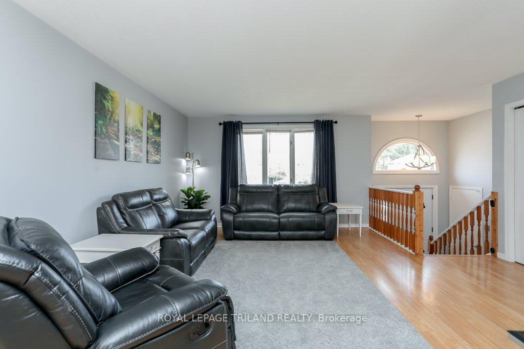 Photo 11 of 333 Canterbury Place, Central Elgin, Belmont — HOMEH