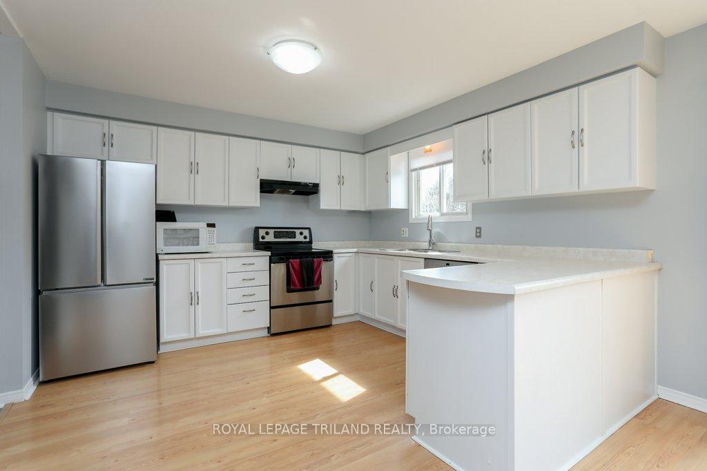 Photo 13 of 333 Canterbury Place, Central Elgin, Belmont — HOMEH