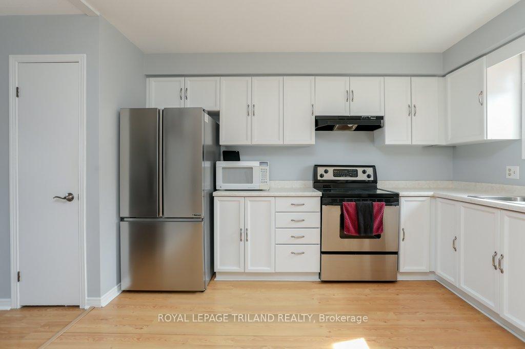 Photo 14 of 333 Canterbury Place, Central Elgin, Belmont — HOMEH